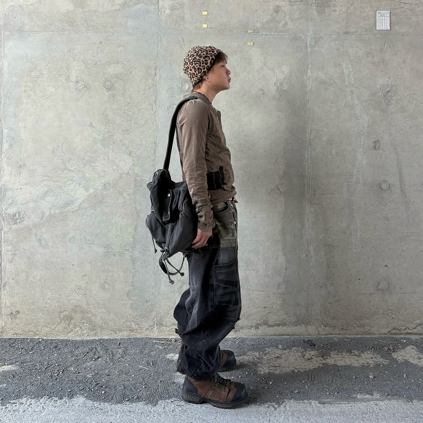 DEFGARMENTS Needle Denim Bag Pack Black Denim, Suade Leopard Beanie Leopard 착용 스타일 - 2