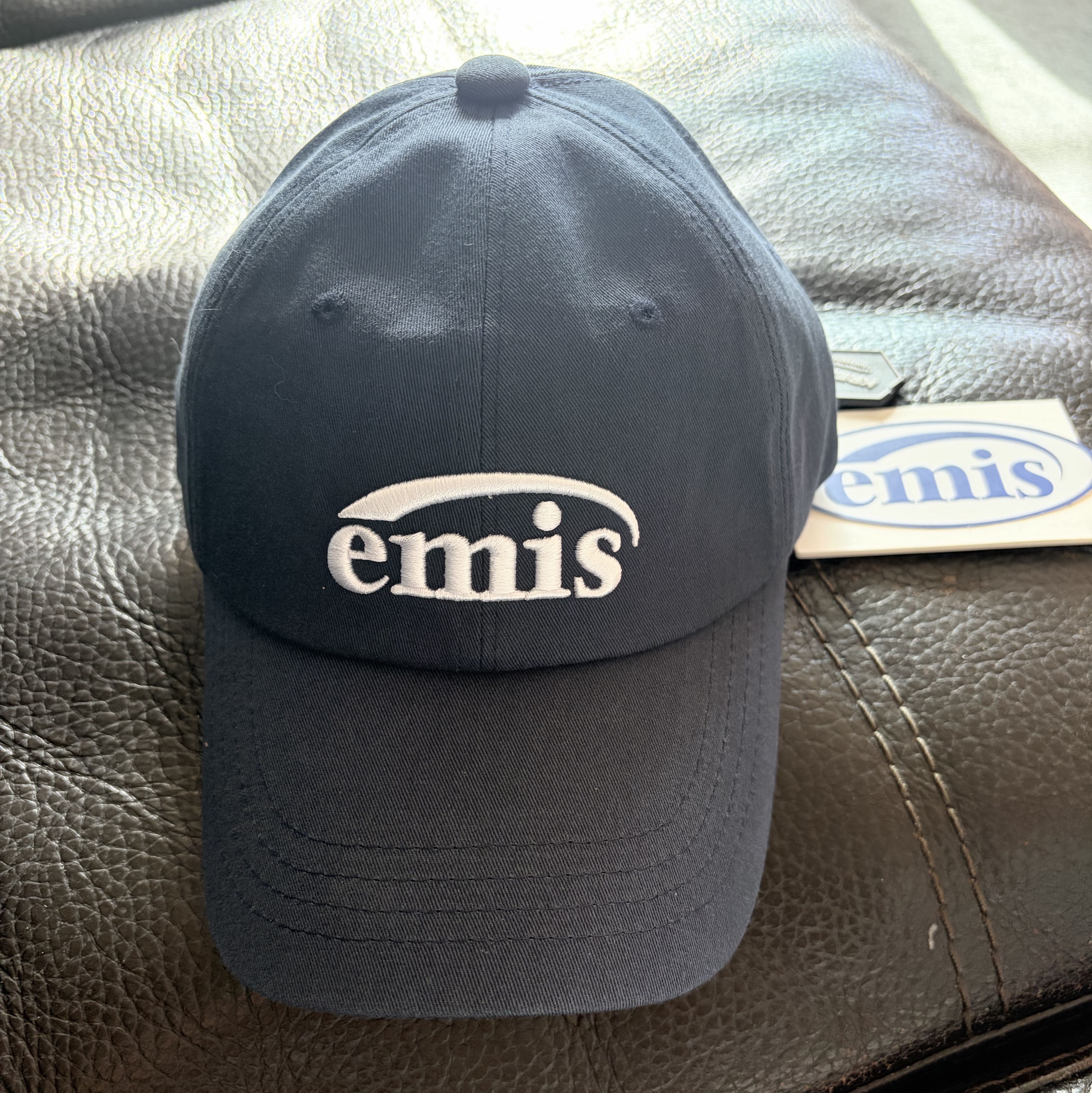 Emis New Logo Emis Cap Navy 착용 스타일