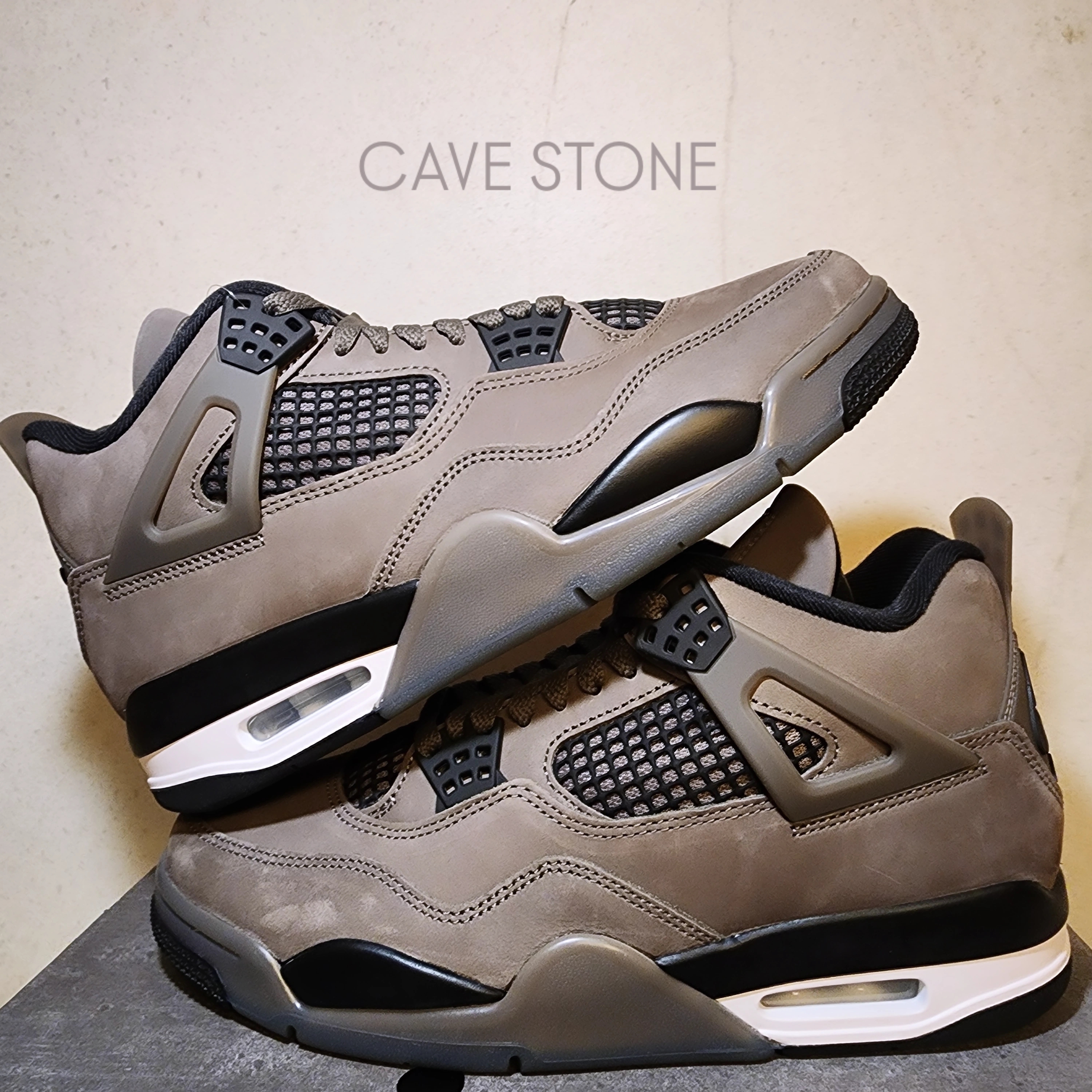 Jordan 4 Retro Cave Stone and Black 착용 스타일