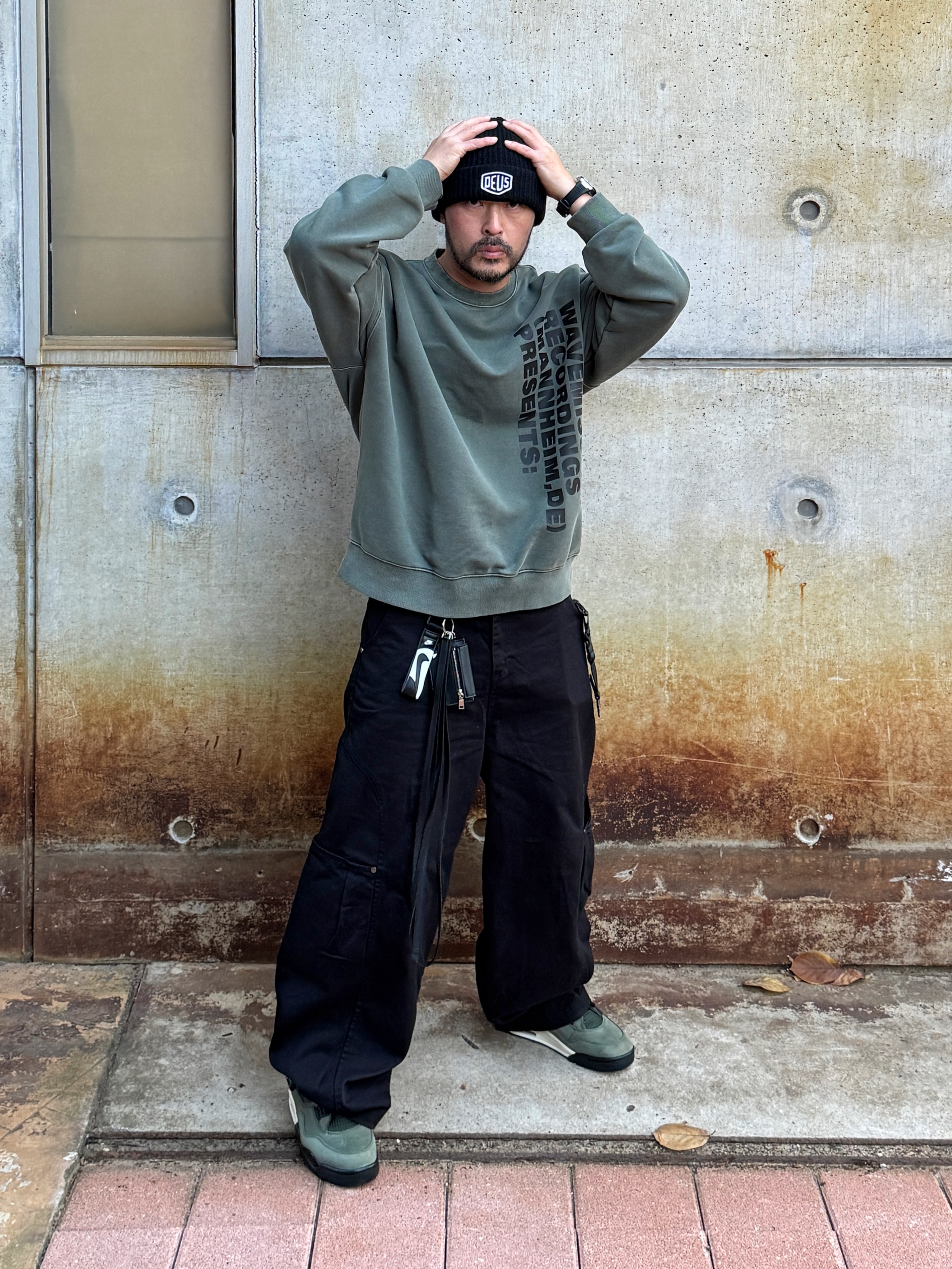 Jordan 4 x Undefeated Retro OG SP Deep Green and Clementine, Deus Ex Machina Shield Beanie Black 착용 스타일 - 1