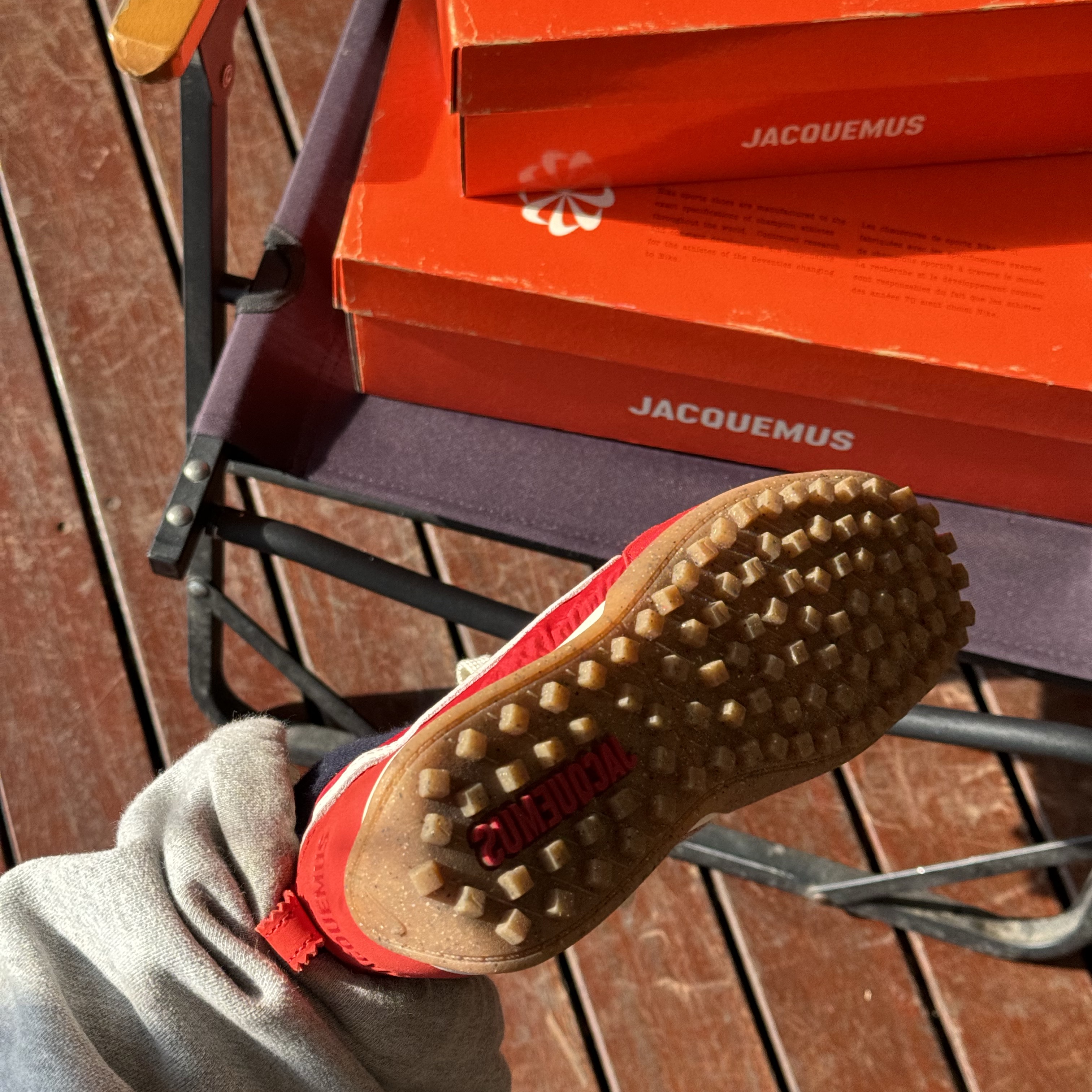 Nike x Jacquemus Moon Shoe SP Off Noir Cashmere, Nike x Jacquemus Moon Shoe SP University Red and Bicycle Yellow 착용 스타일 - 2