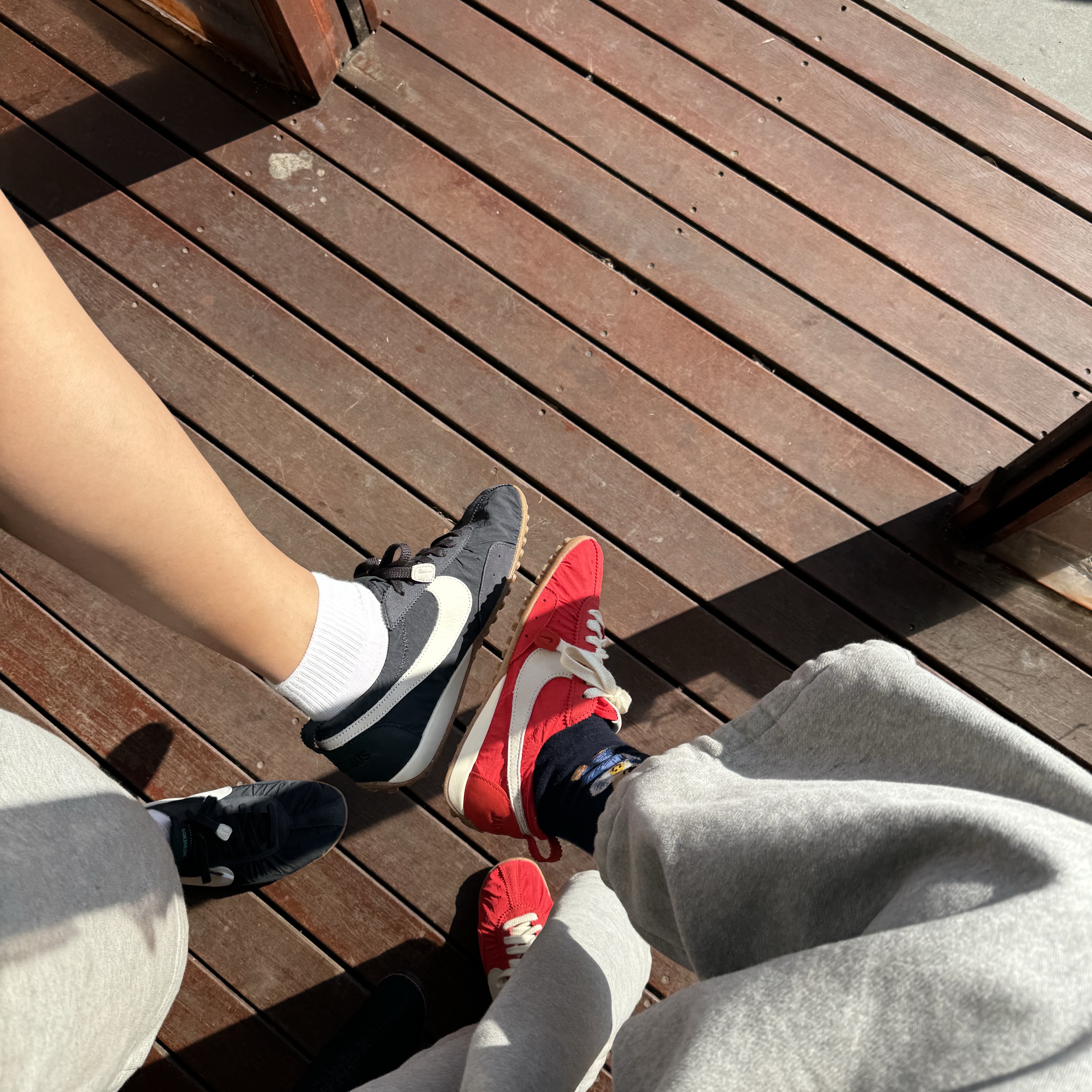 Nike x Jacquemus Moon Shoe SP Off Noir Cashmere, Nike x Jacquemus Moon Shoe SP University Red and Bicycle Yellow 착용 스타일 - 1