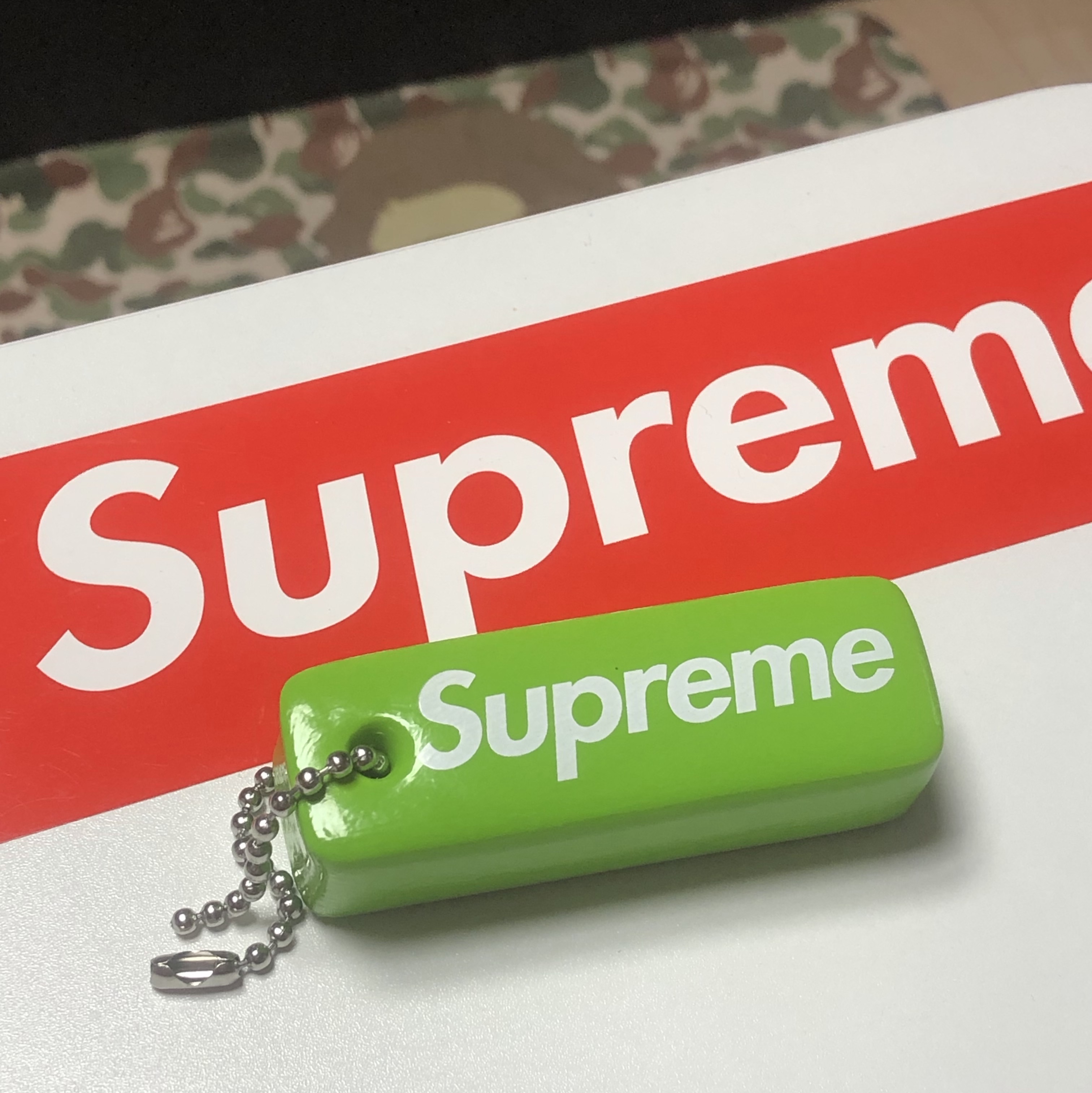 Supreme Floating Keychain Green - 23FW, Supreme x Hollywood Trading Company Studded Wallet Cow - 23SS 착용 스타일 - 1