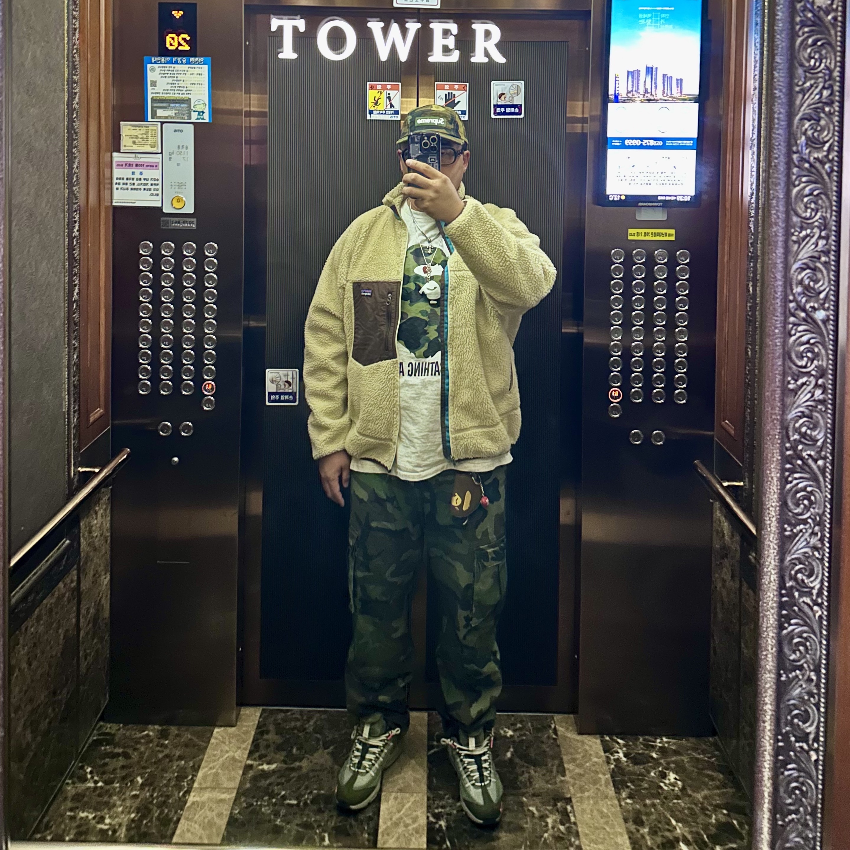 Supreme Jacquard Logos Denim Camp Cap Woodland Camo - 25FW, BAPE 1st Camo By Bathing Ape T-Shirt Grey Green 착용 스타일 - 1