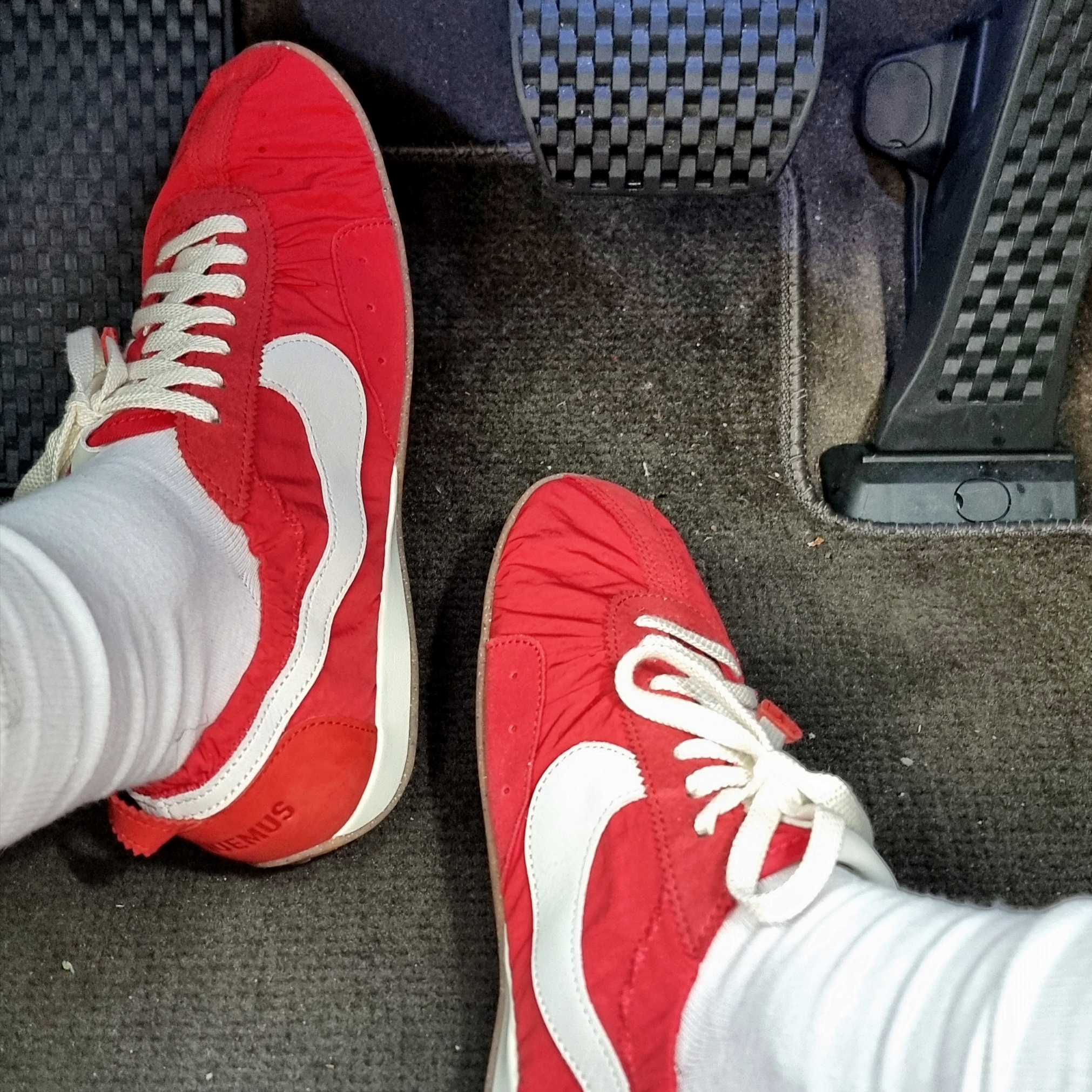 Nike x Jacquemus Moon Shoe SP University Red and Bicycle Yellow 착용 스타일 - 4