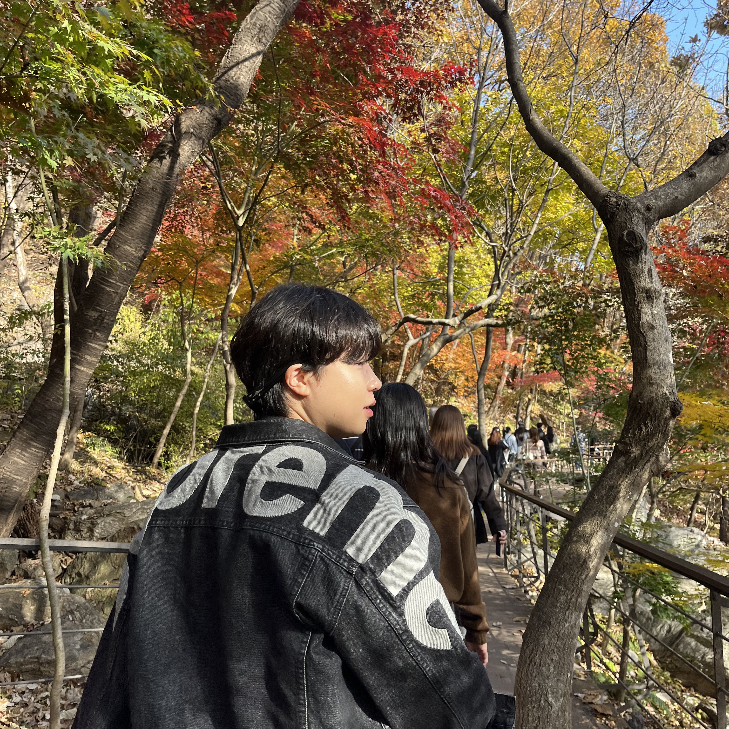 Supreme Inset Logo Denim Trucker Jacket Black - 22SS, Supreme Inset Logo Jean Black - 22SS 착용 스타일 - 3