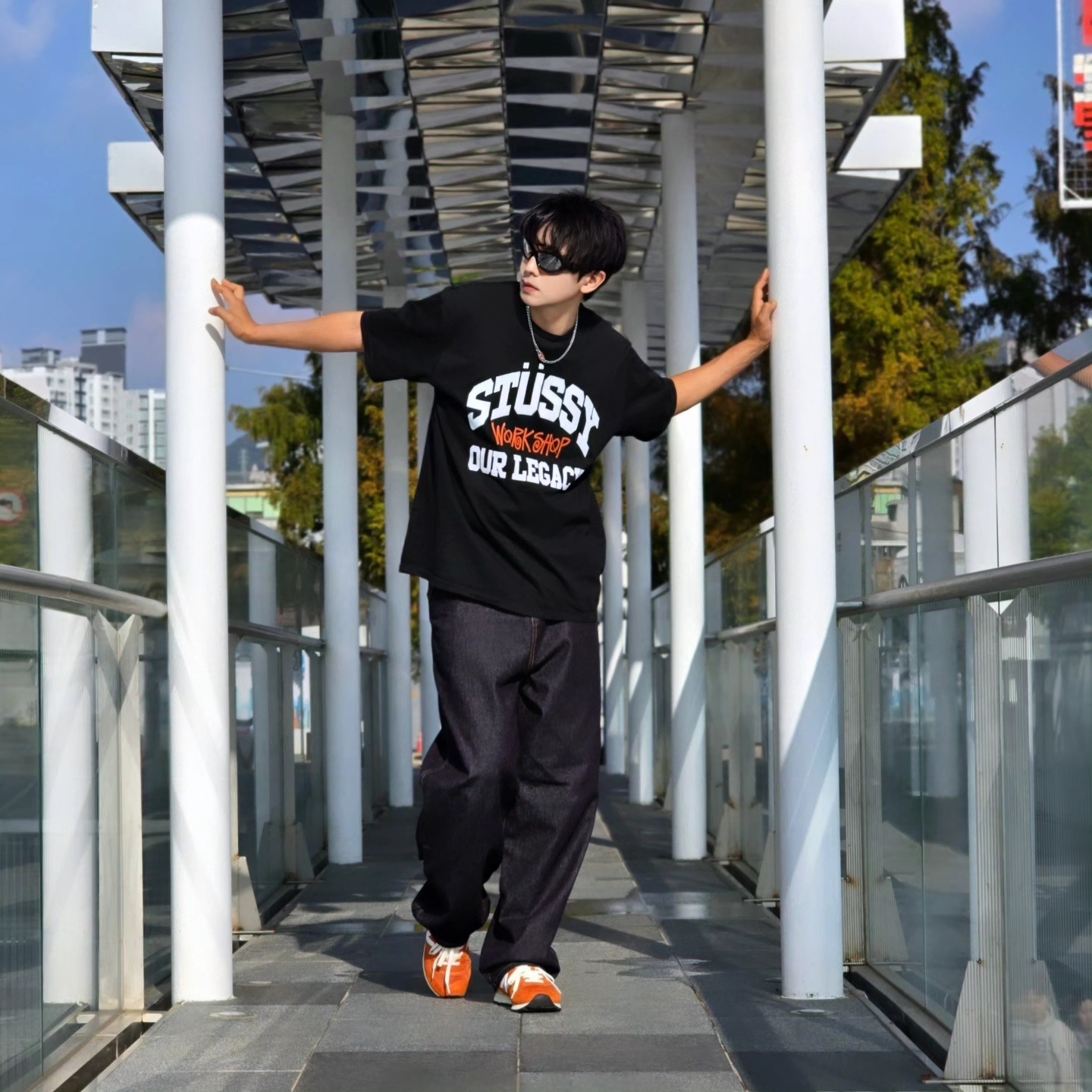 Stussy x Our Legacy Work Shop Pigment Dyed Collegiate T-Shirt Black, Suade Contour Pocket Denim Raw Indigo 착용 스타일 - 4
