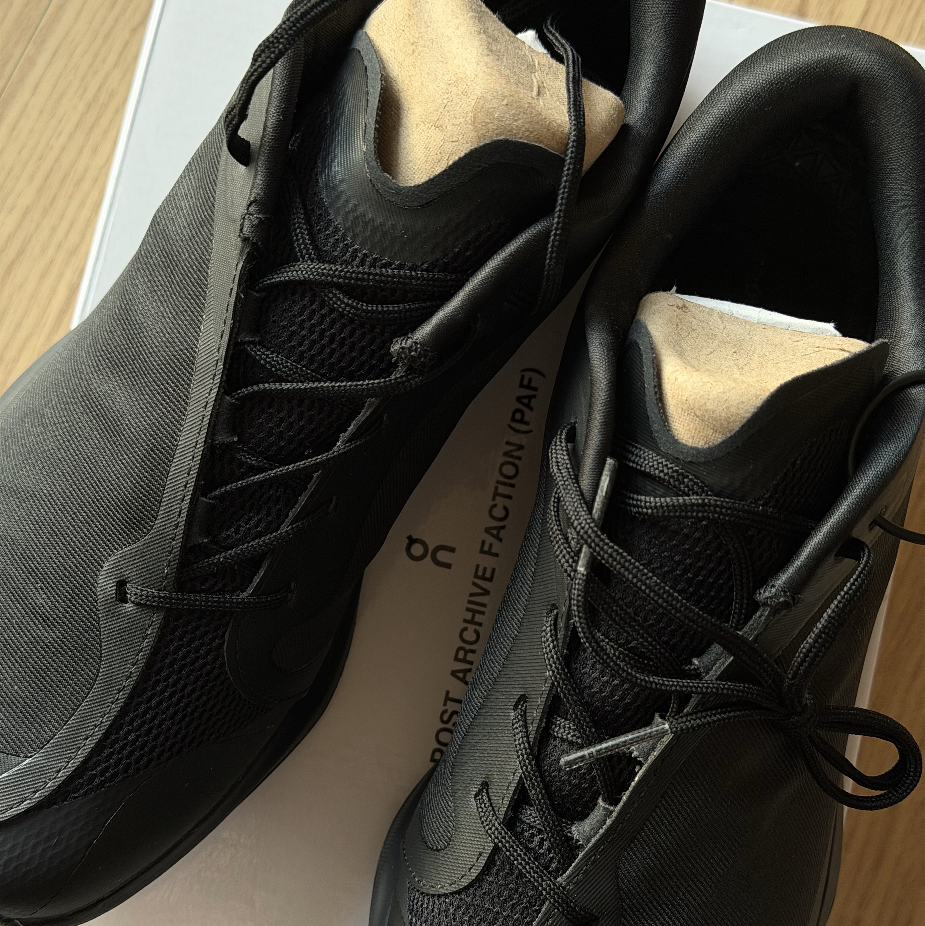 (W) On Running x Post Archive Faction (Paf) Cloudventure Peak All Black 착용 스타일