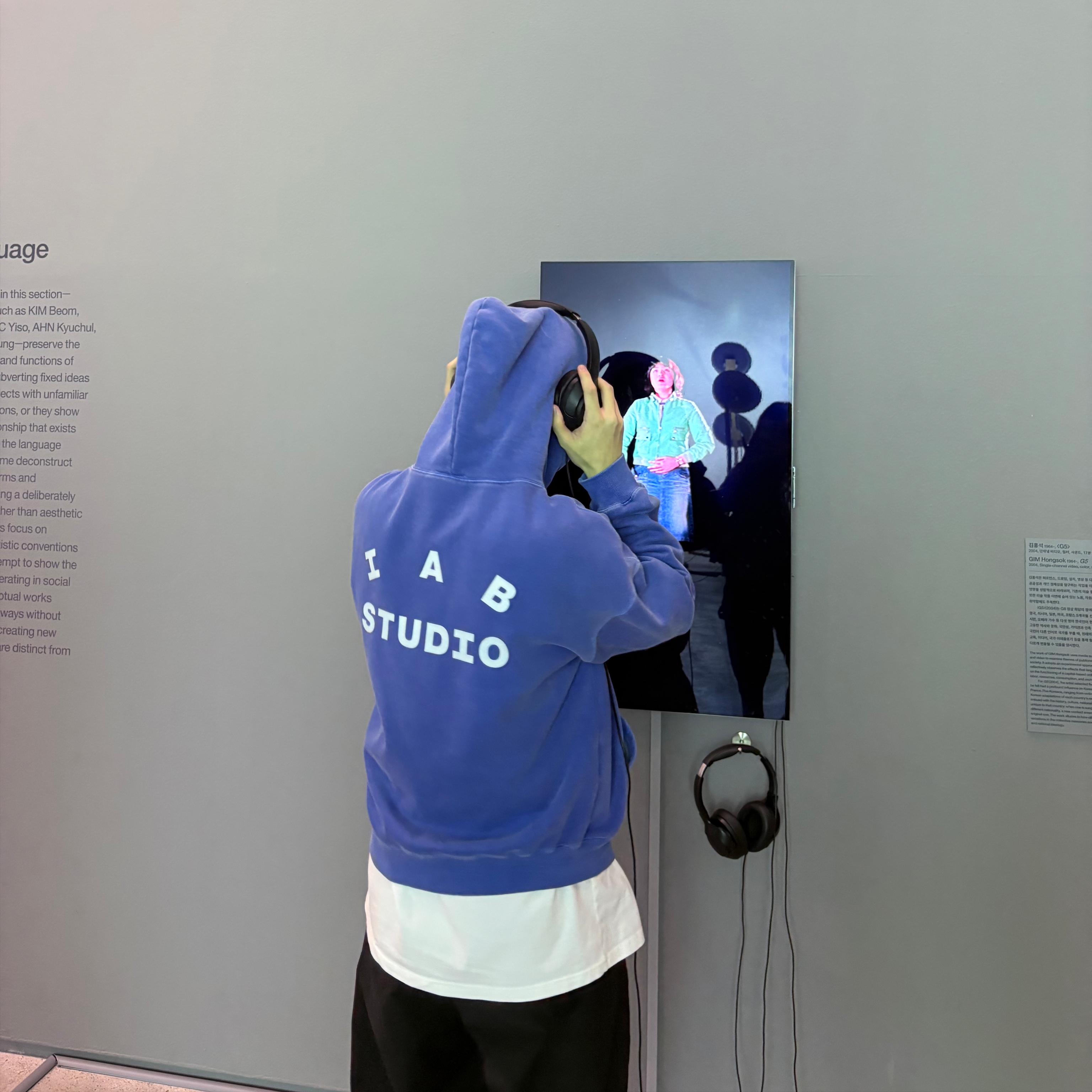 IAB Studio Pigment Hoodie Royal Blue - 22FW 착용 스타일