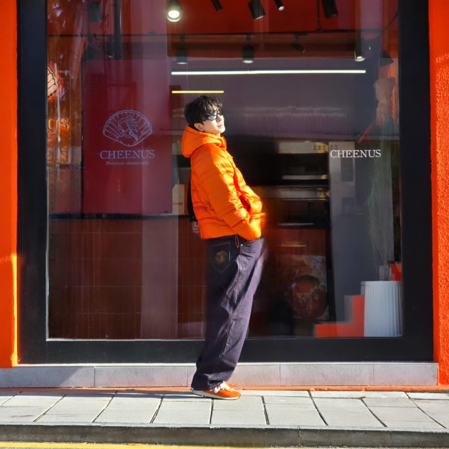 New Balance Flying 77 Superlight Hooded Goose Down Jacket Orange, Suade Contour Pocket Denim Raw Indigo 착용 스타일 - 3