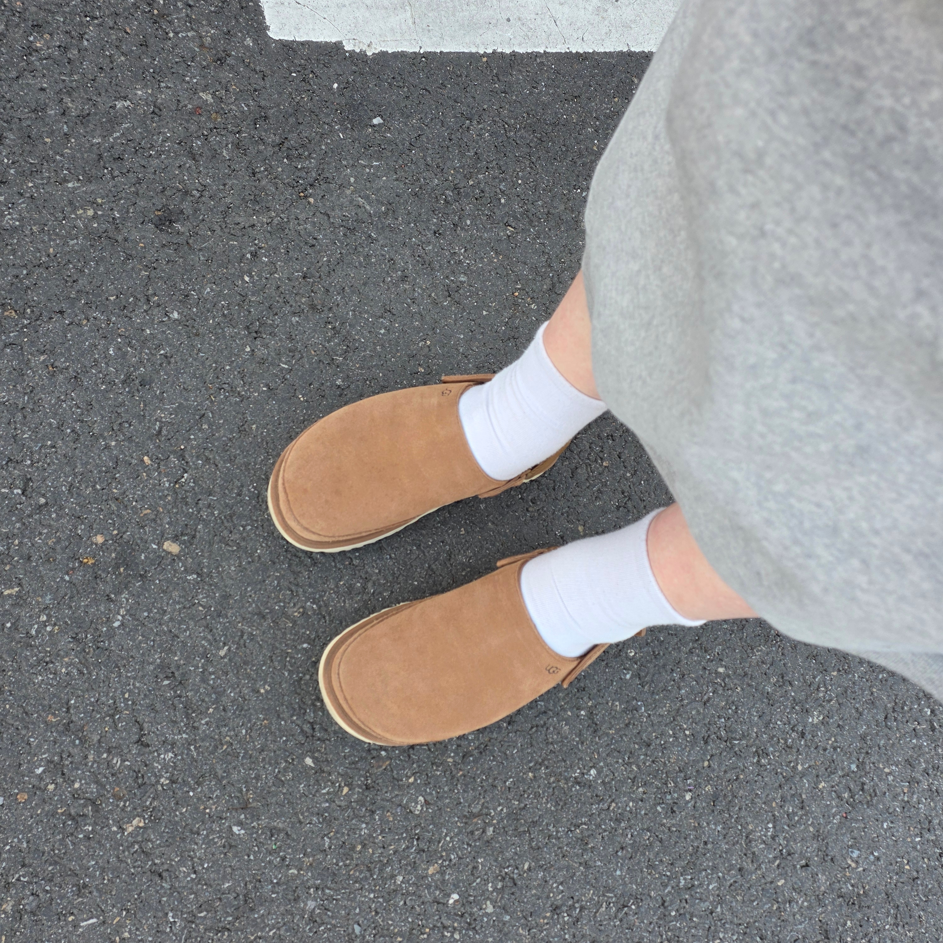 (W) UGG Goldenstar Clog Chestnut 착용 스타일