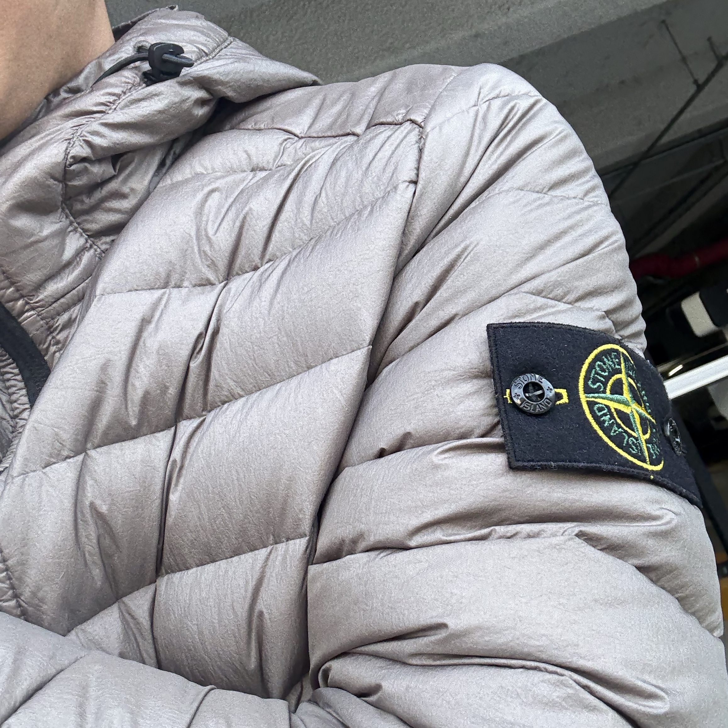 Stone Island 40124 Loom Woven Chambers R-Nylon Down-TC Light Hooded Down Jacket Dove Gray - 24SS 착용 스타일