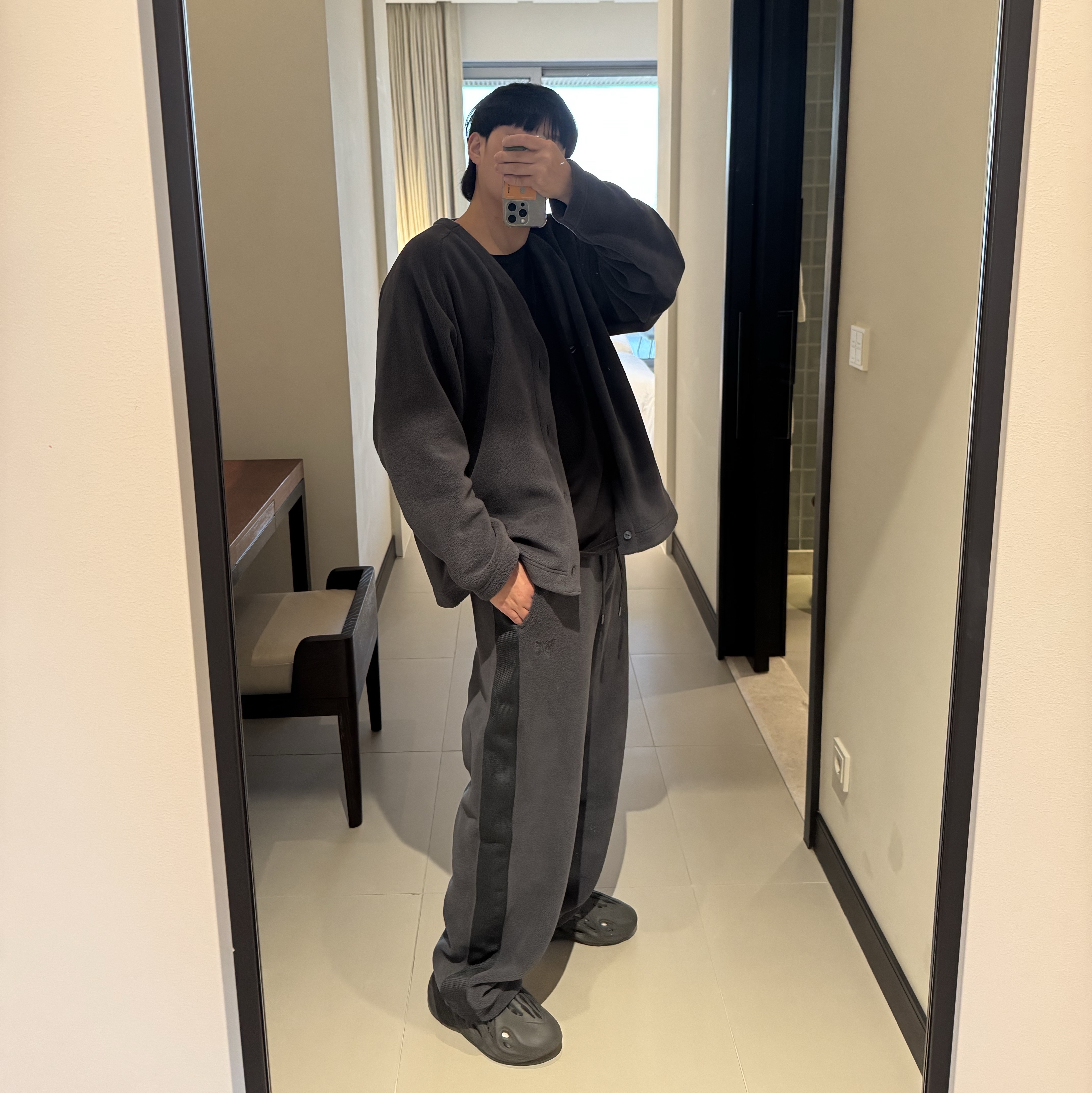 Uniqlo x Needles Fleece Oversized Cardigan Dark Gray - KR, Uniqlo x Needles Fleece Wide Pants Dark Gray - KR 착용 스타일