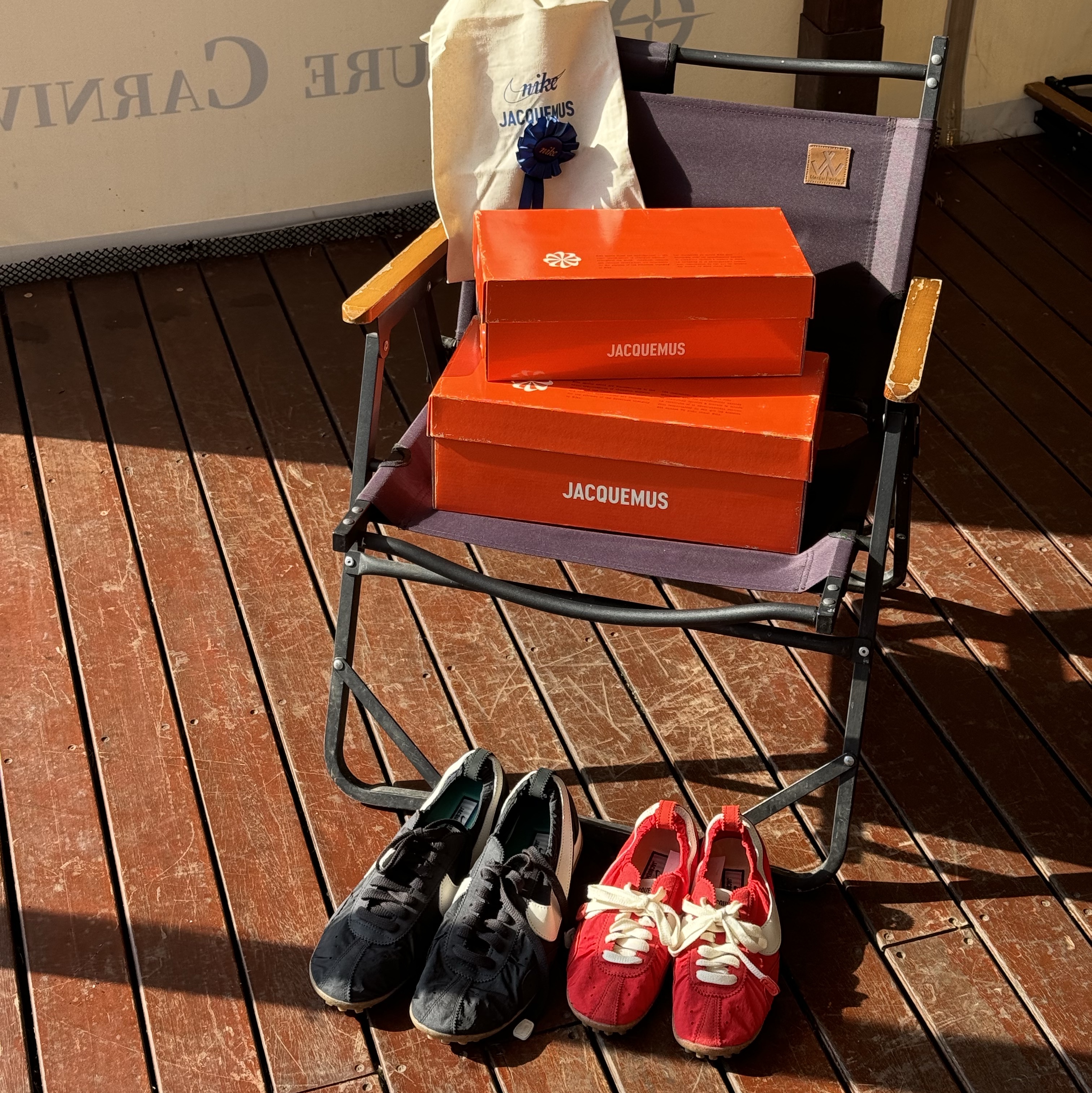 Nike x Jacquemus Moon Shoe SP Off Noir Cashmere, Nike x Jacquemus Moon Shoe SP University Red and Bicycle Yellow 착용 스타일 - 4