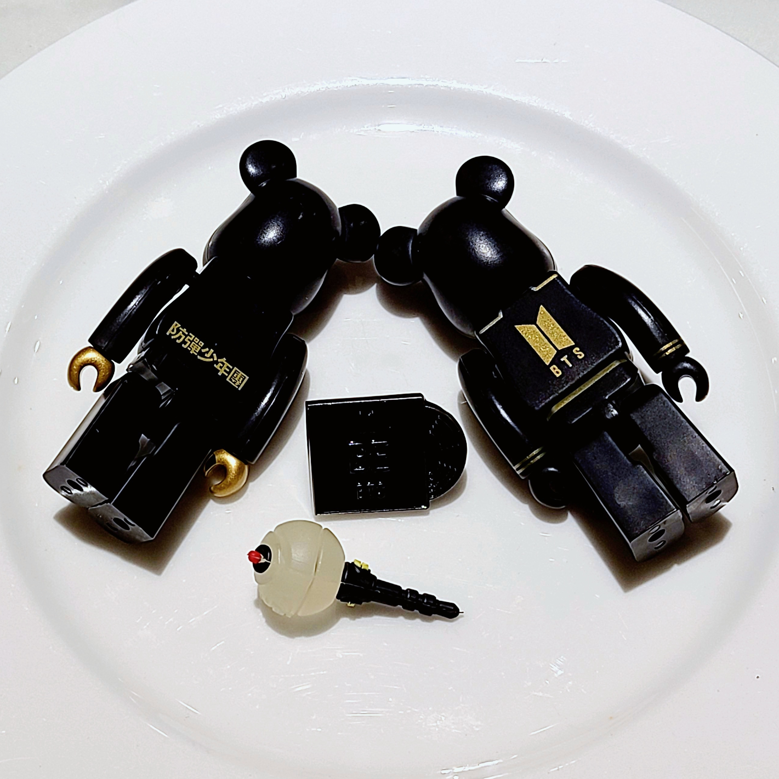 Bearbrick x BTS 100% Black Gold, Bearbrick BTS 100% 착용 스타일 - 2