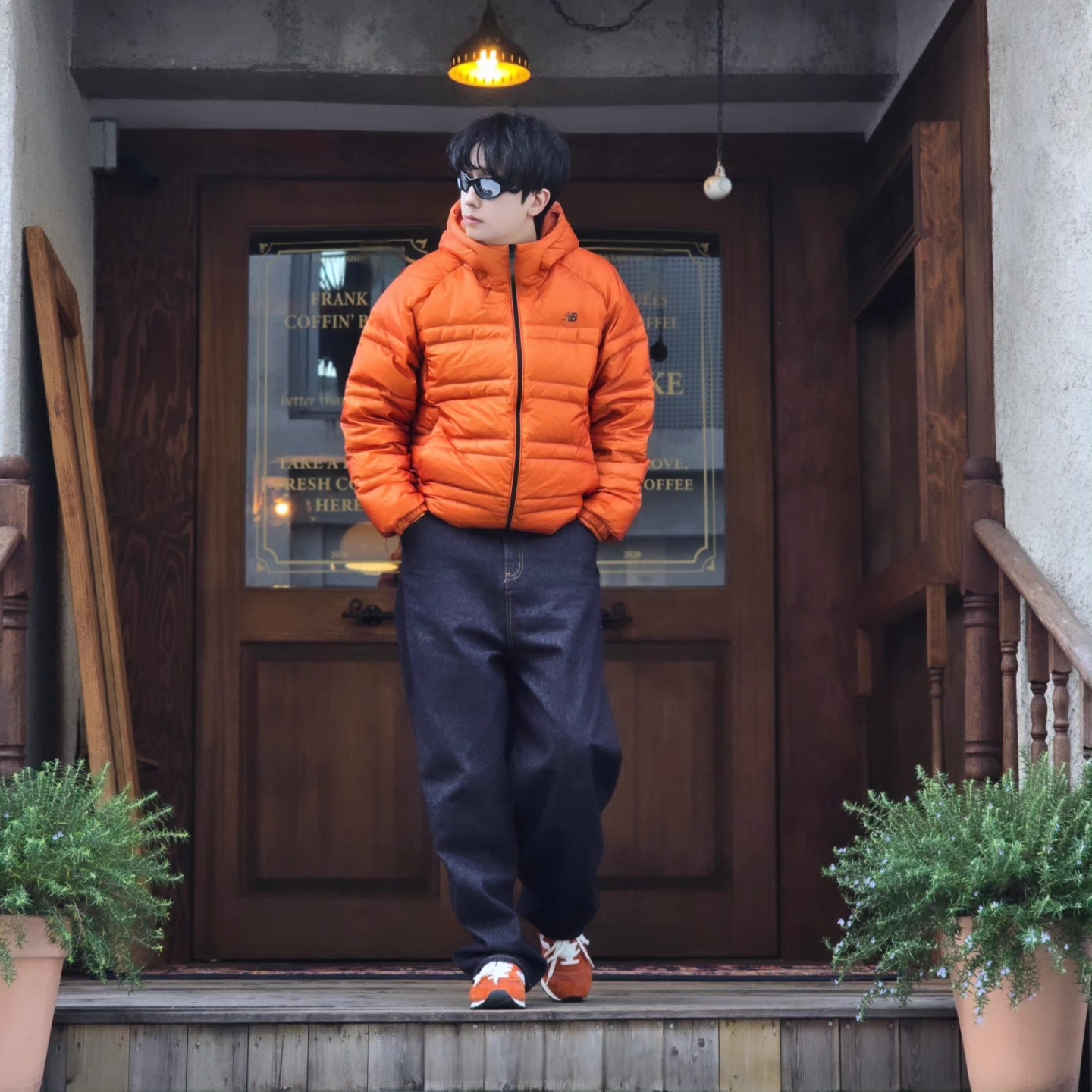 New Balance Flying 77 Superlight Hooded Goose Down Jacket Orange, Suade Contour Pocket Denim Raw Indigo 착용 스타일 - 2