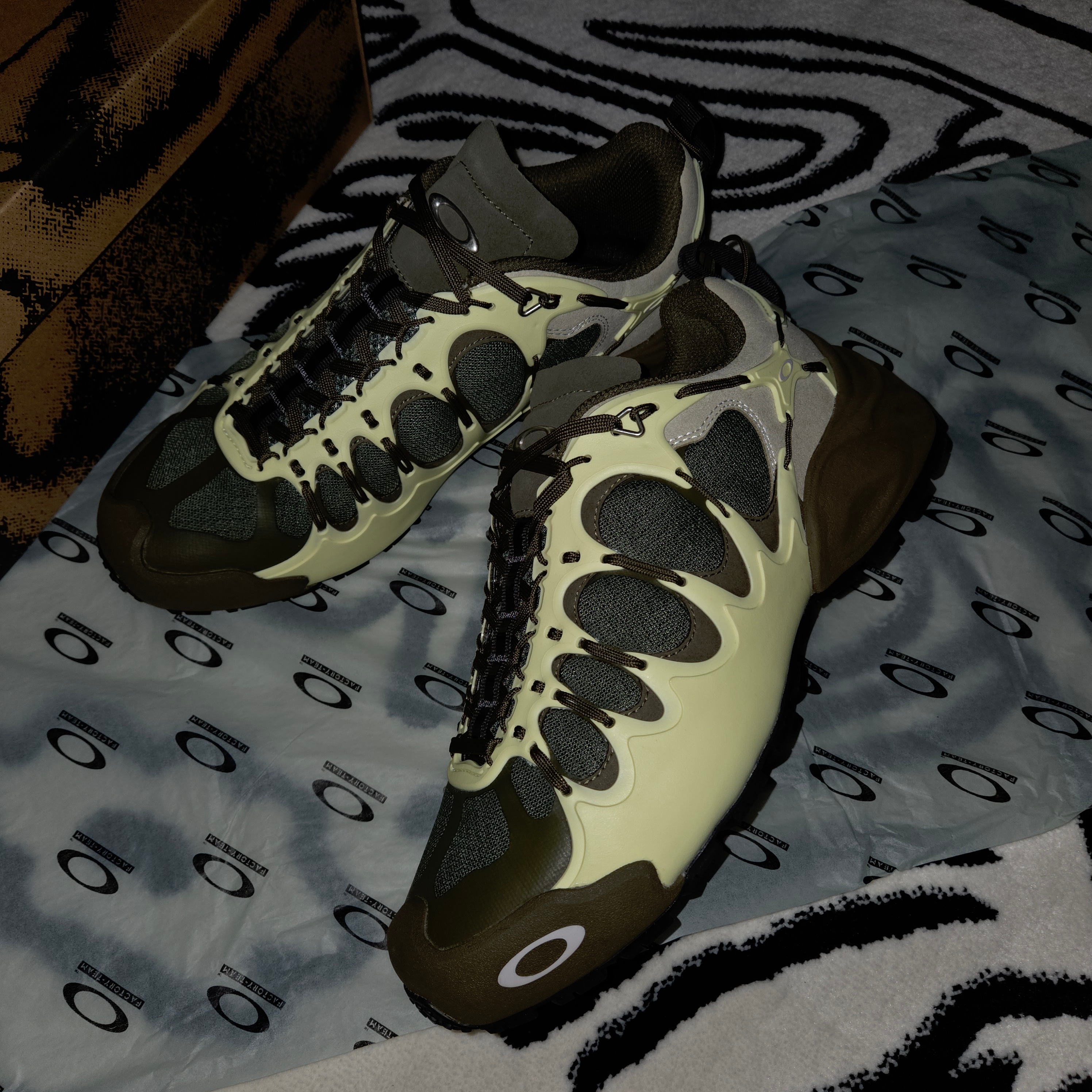 Oakley Factory Team x Brain Dead Ibex Endive Olive 착용 스타일 - 3