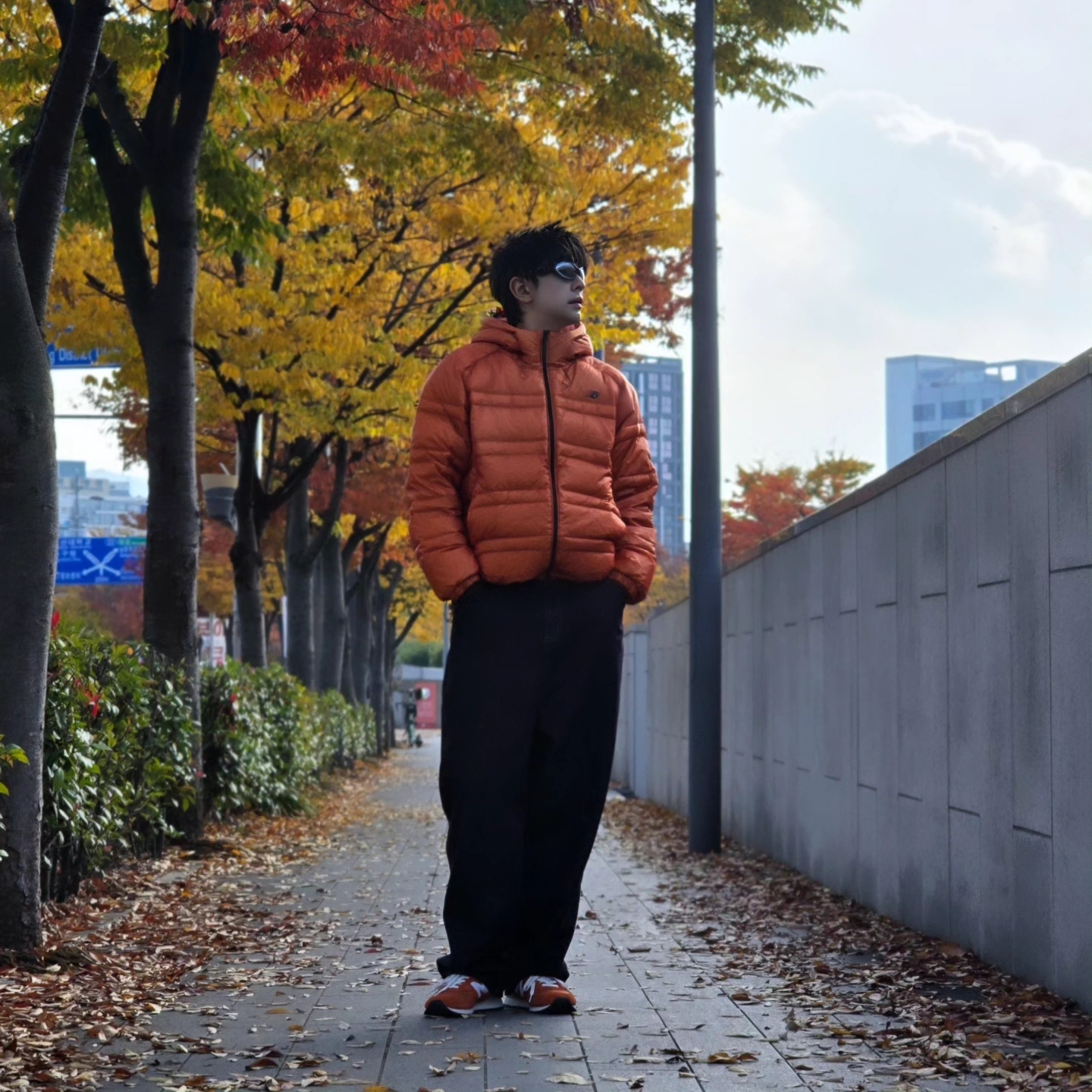 New Balance Flying 77 Superlight Hooded Goose Down Jacket Orange, Suade Contour Pocket Denim Raw Indigo 착용 스타일 - 3