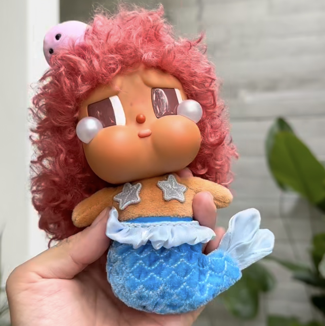 Pop Mart Crybaby Vacation Mode On Series Vinyl Plush Pendant Merbaby Tears (Opened Case) 착용 스타일