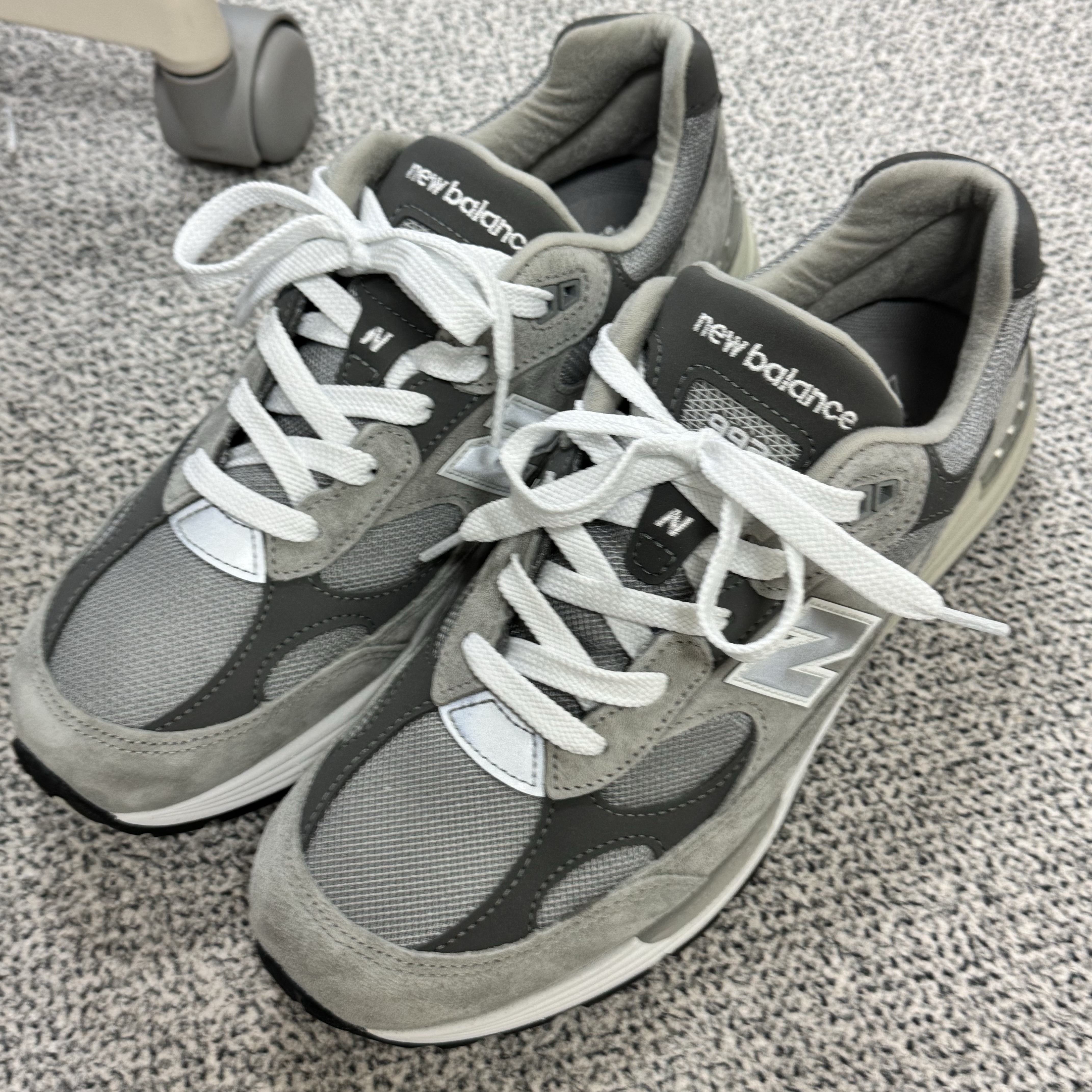 New Balance 992 Made in USA Core Grey Silver Metallic 착용 스타일 - 1