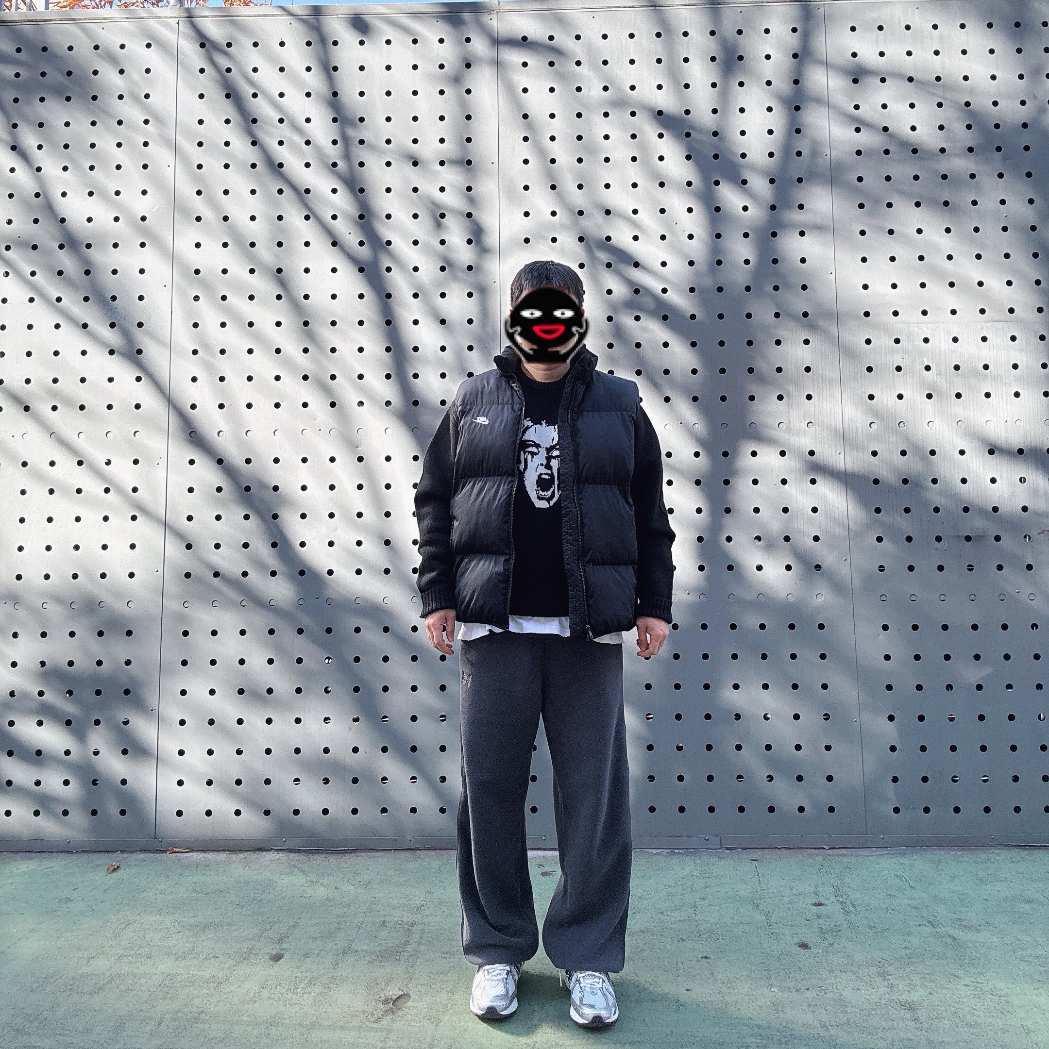 Uniqlo x Needles Fleece Wide Pants Dark Gray - KR, Undermycar House of Lily Graphic T-Shirt White - 23SS 착용 스타일 - 2