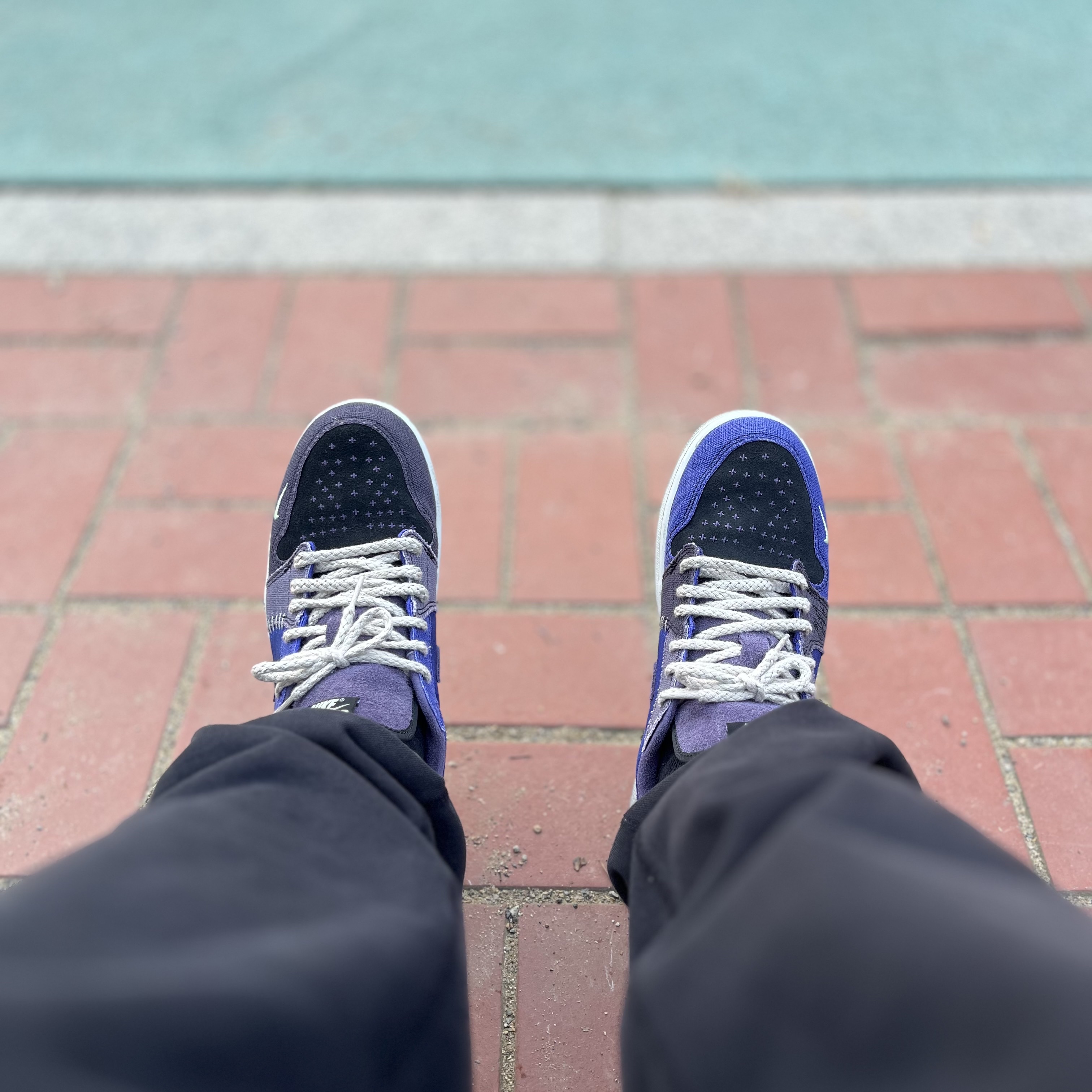 Jordan 1 x Zion Williamson Retro Low OG Regency Purple and Dark Raisin, Nike x Stussy Washed Fleece Pants Black (FN5235-010) 착용 스타일