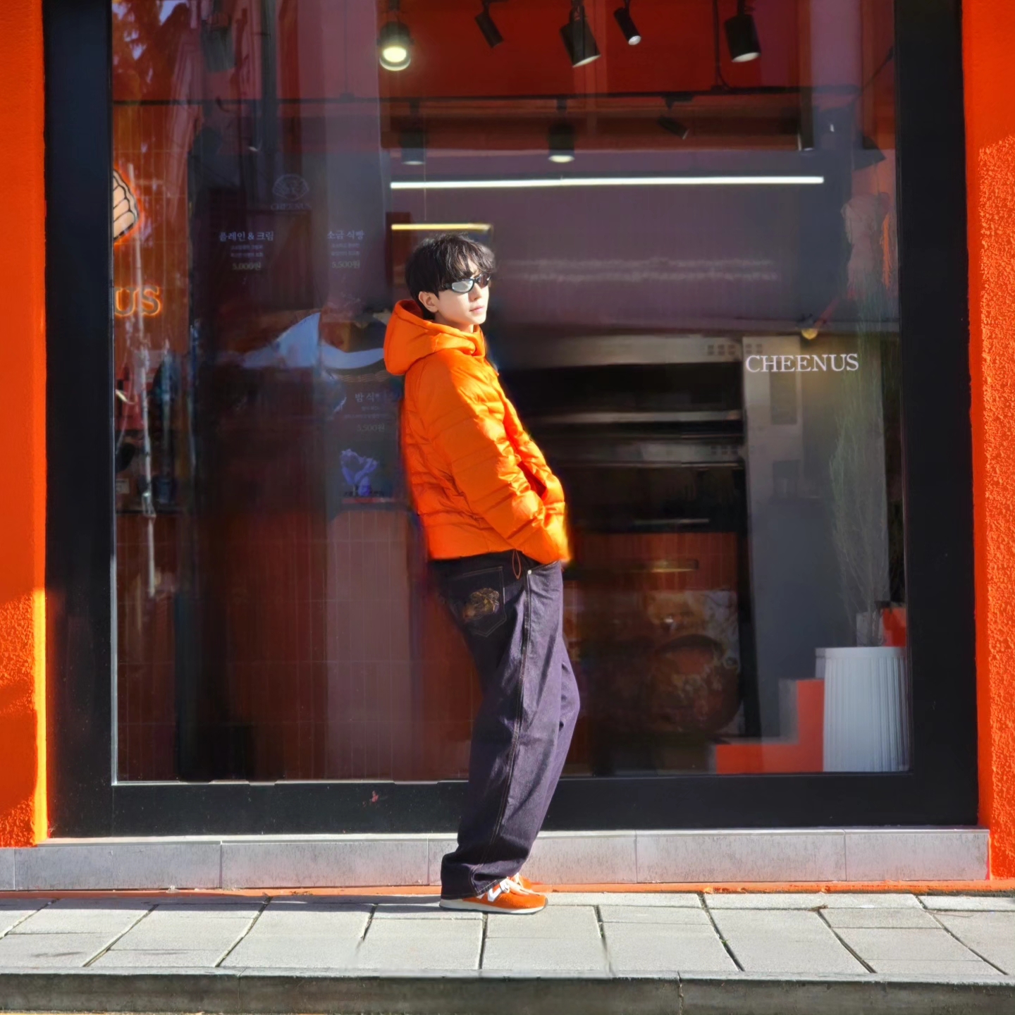 New Balance Flying 77 Superlight Hooded Goose Down Jacket Orange, Suade Contour Pocket Denim Raw Indigo 착용 스타일 - 2