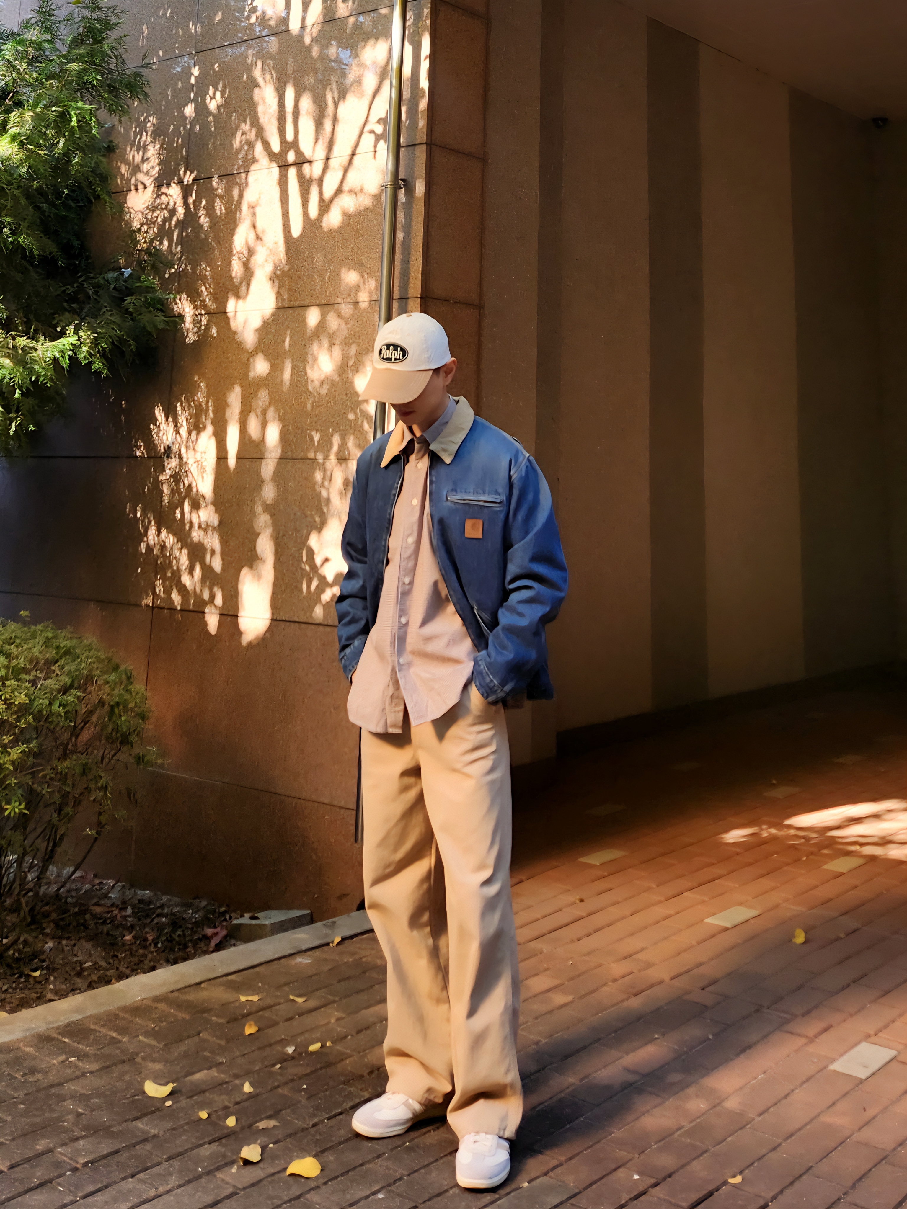 Adidas x Kasina Samba Consortium Cup Off White Trace Khaki, Carhartt WIP OG Detroit Jacket Blue Dusty Hamilton Brown 착용 스타일 - 1
