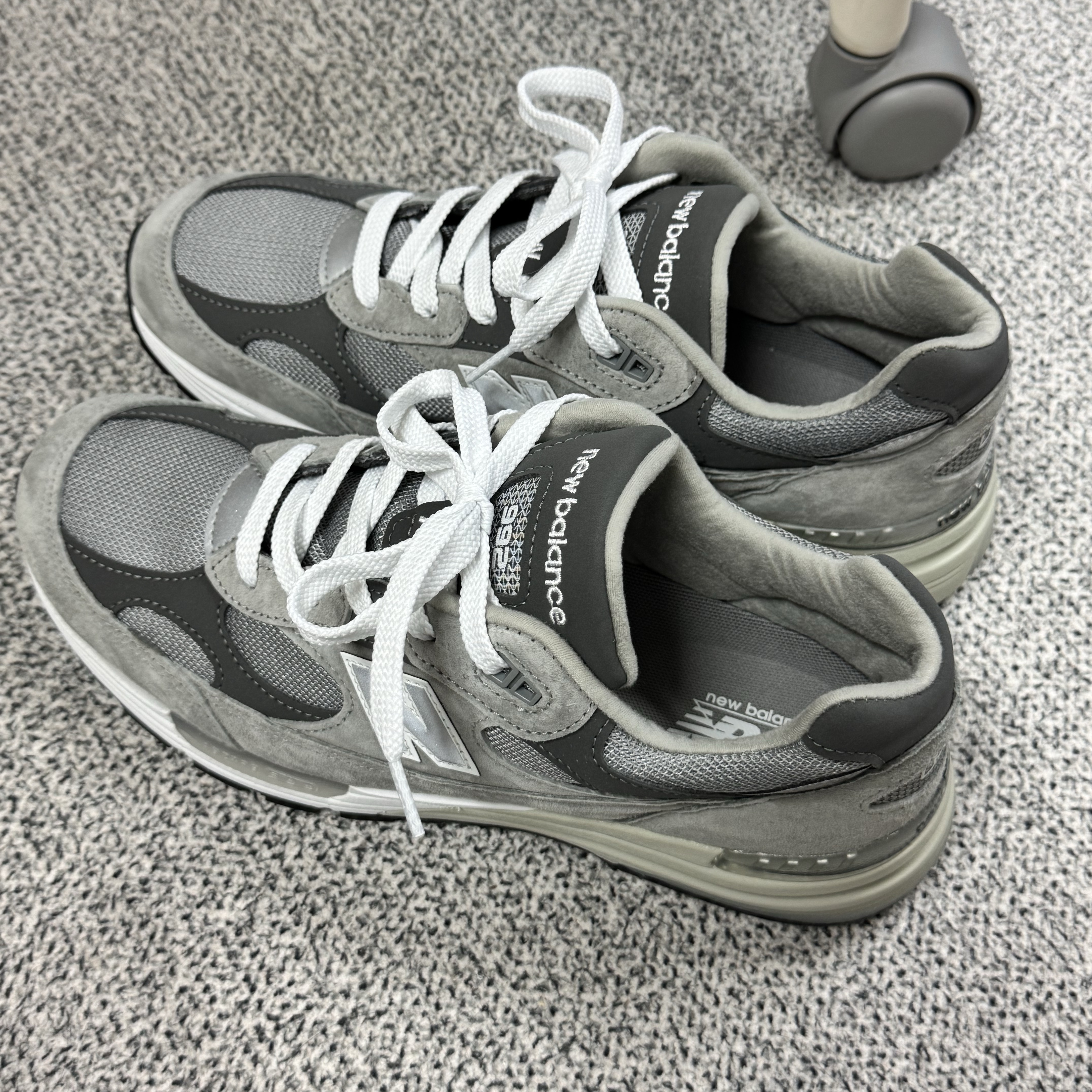 New Balance 992 Made in USA Core Grey Silver Metallic 착용 스타일 - 2