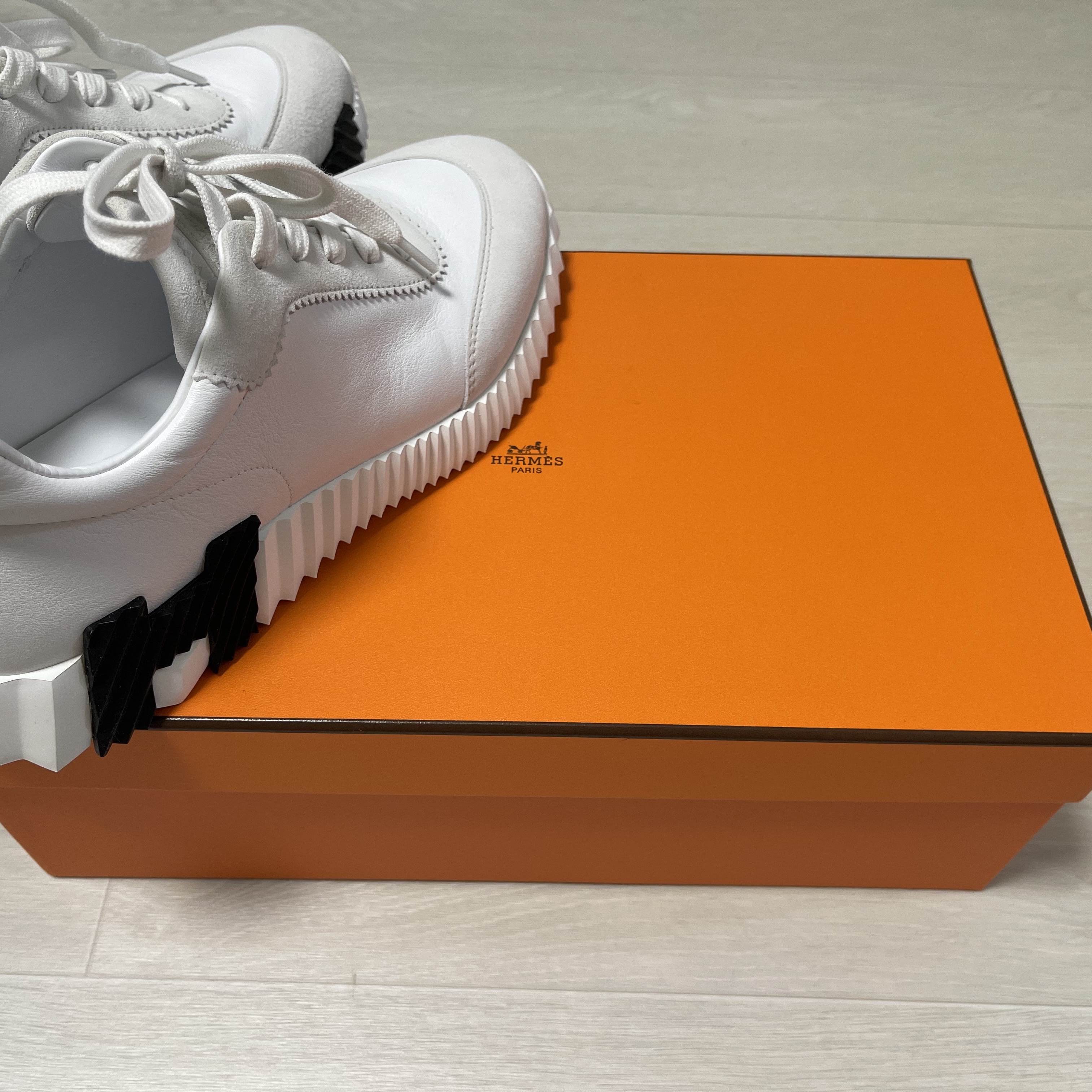 Hermes Bouncing Sneakers Calfskin Suede Goatskin & Blanc 착용 스타일 - 2