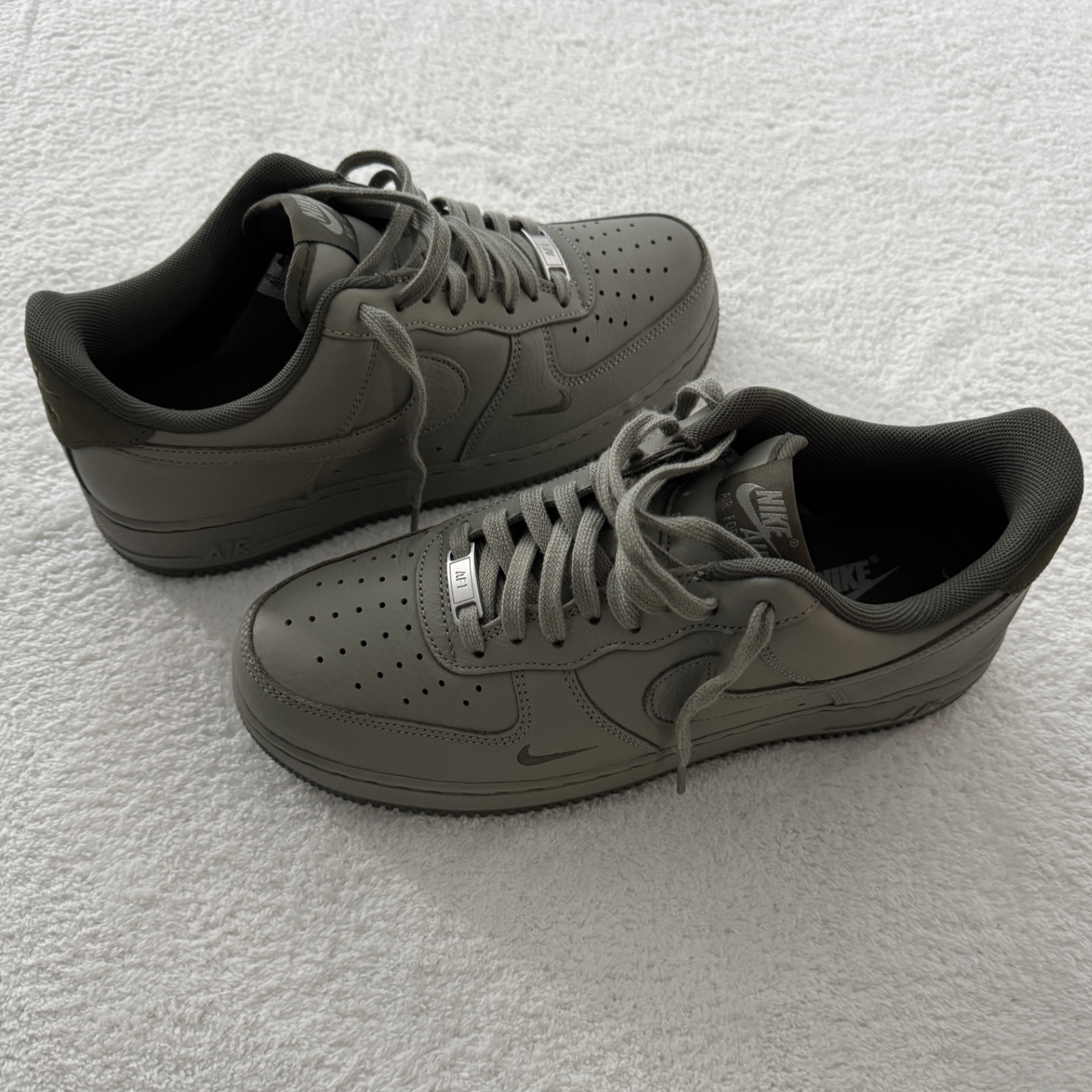 Nike Air Force 1 Low '07 LV8 Light Army Cargo Khaki 착용 스타일