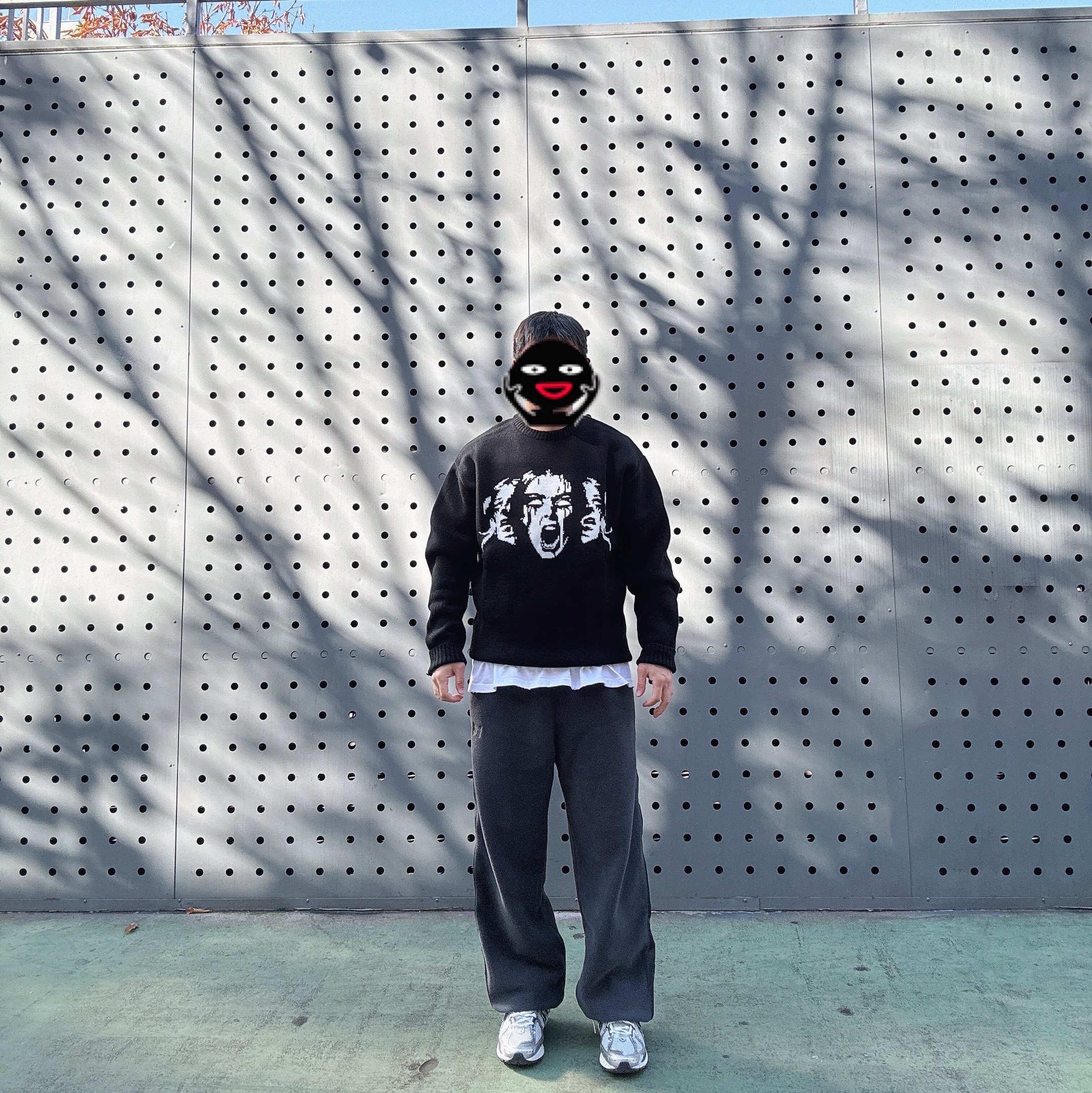 Uniqlo x Needles Fleece Wide Pants Dark Gray - KR, Undermycar House of Lily Graphic T-Shirt White - 23SS 착용 스타일 - 1