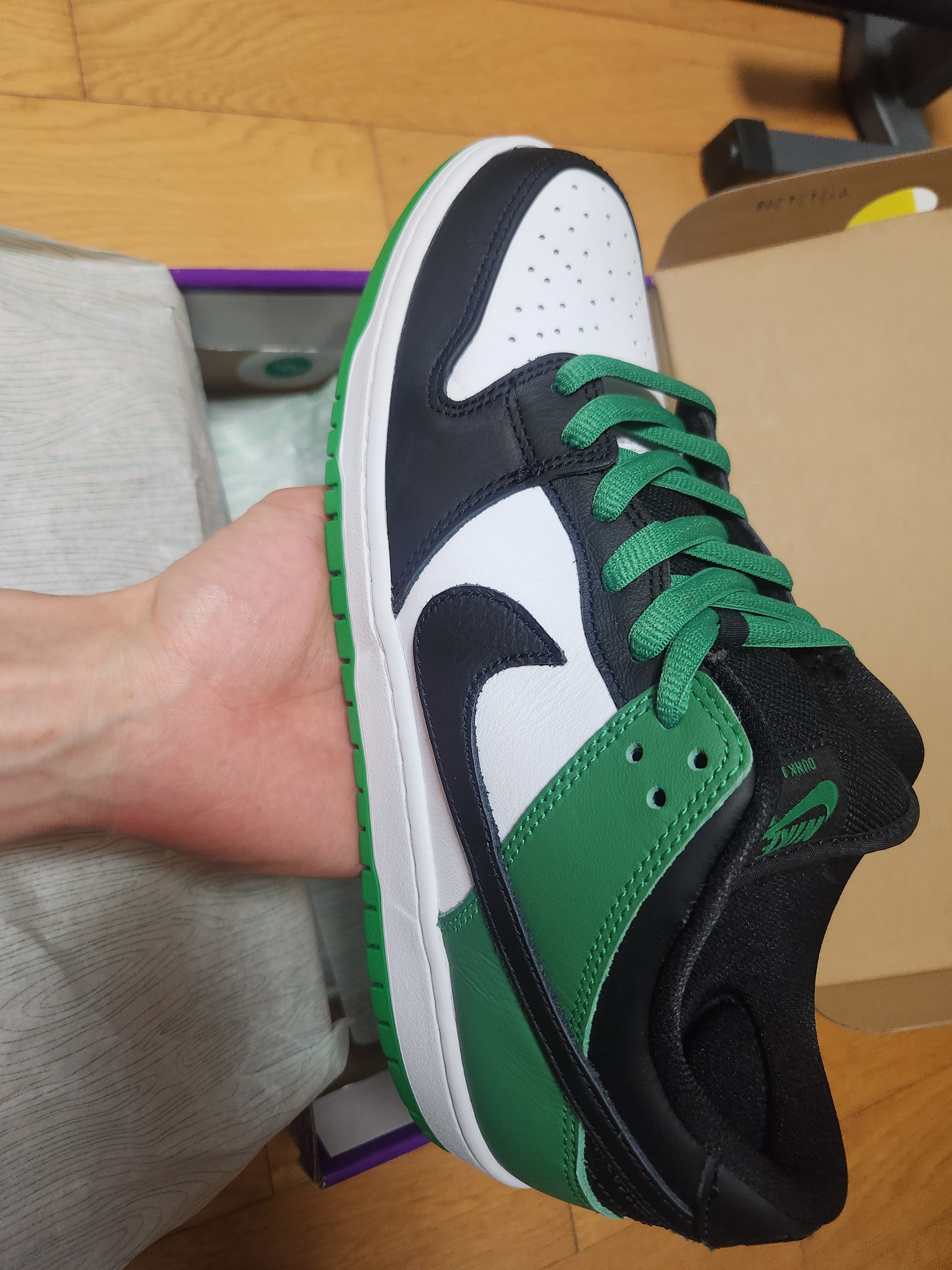 Nike SB Dunk Low Pro Black and Classic Green 착용 스타일