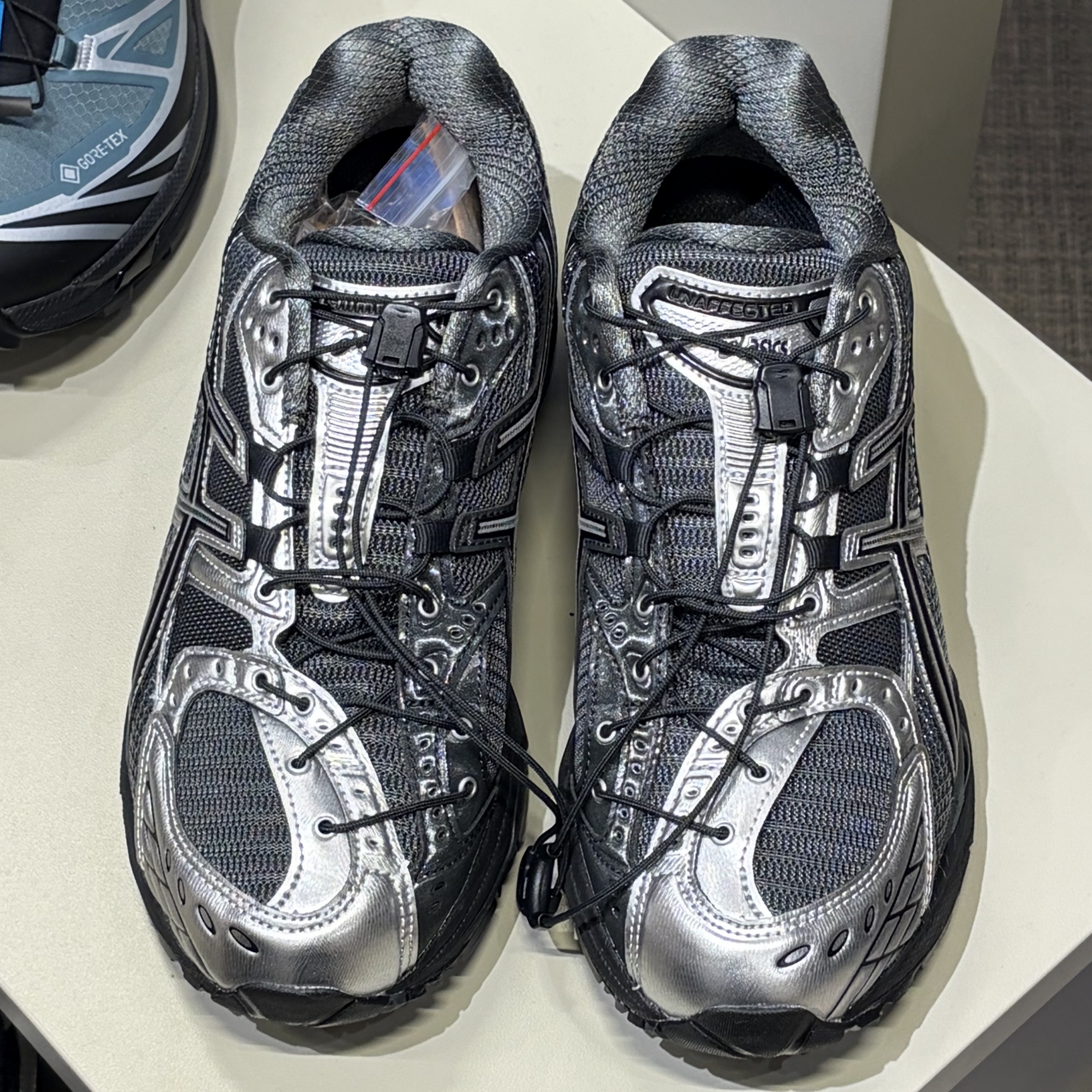 Asics x Unaffected Gel-Nimbus 10.1 Silver Black 착용 스타일