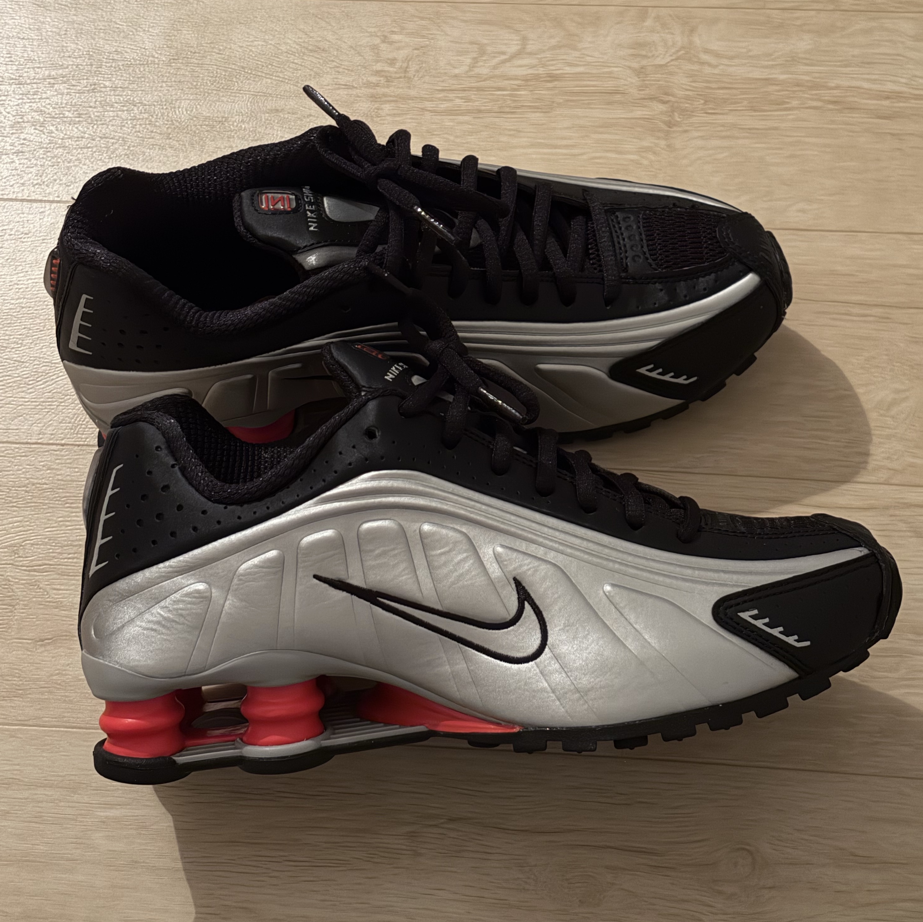 Nike Shox R4 Metallic Silver Red 착용 스타일