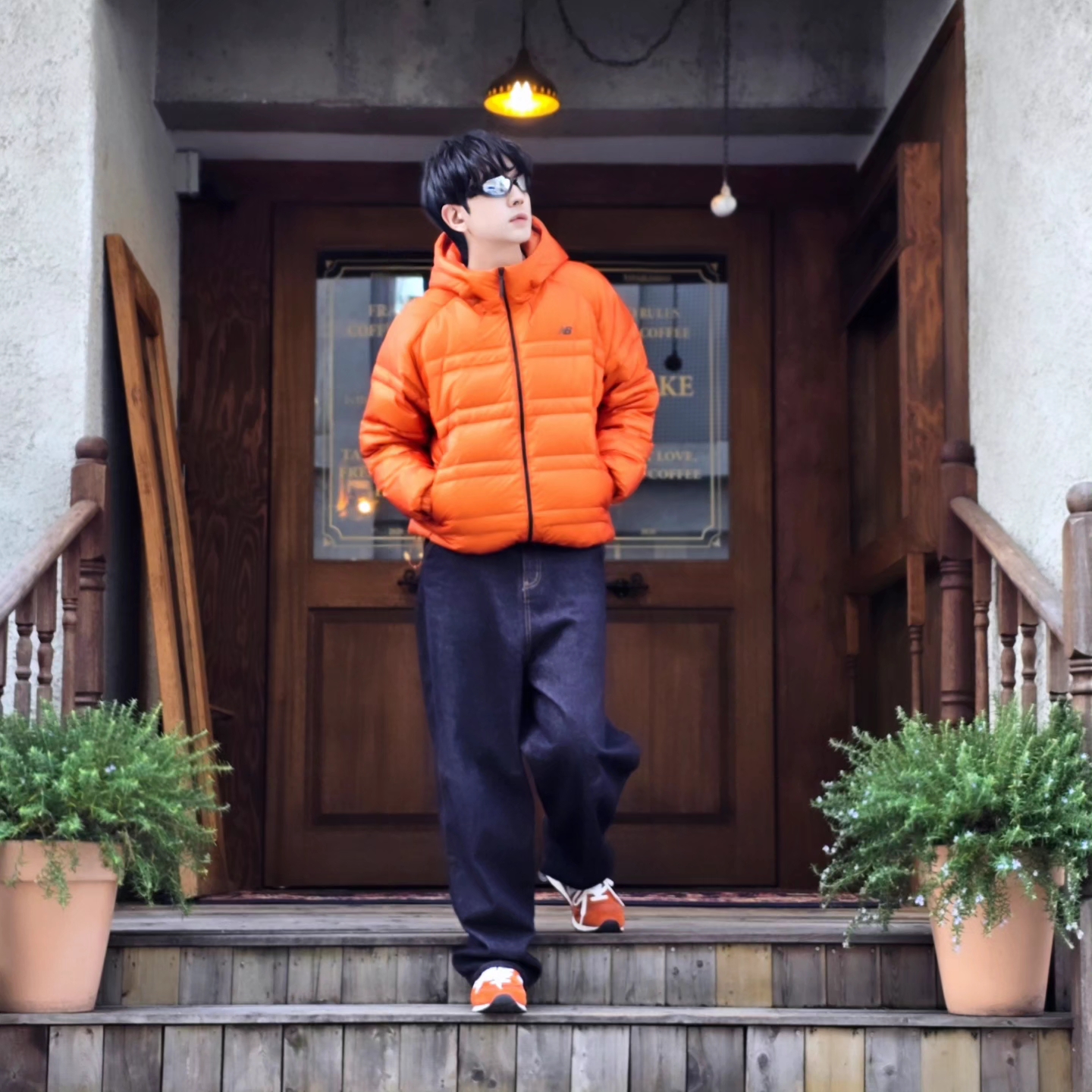 New Balance Flying 77 Superlight Hooded Goose Down Jacket Orange, Suade Contour Pocket Denim Raw Indigo 착용 스타일 - 1