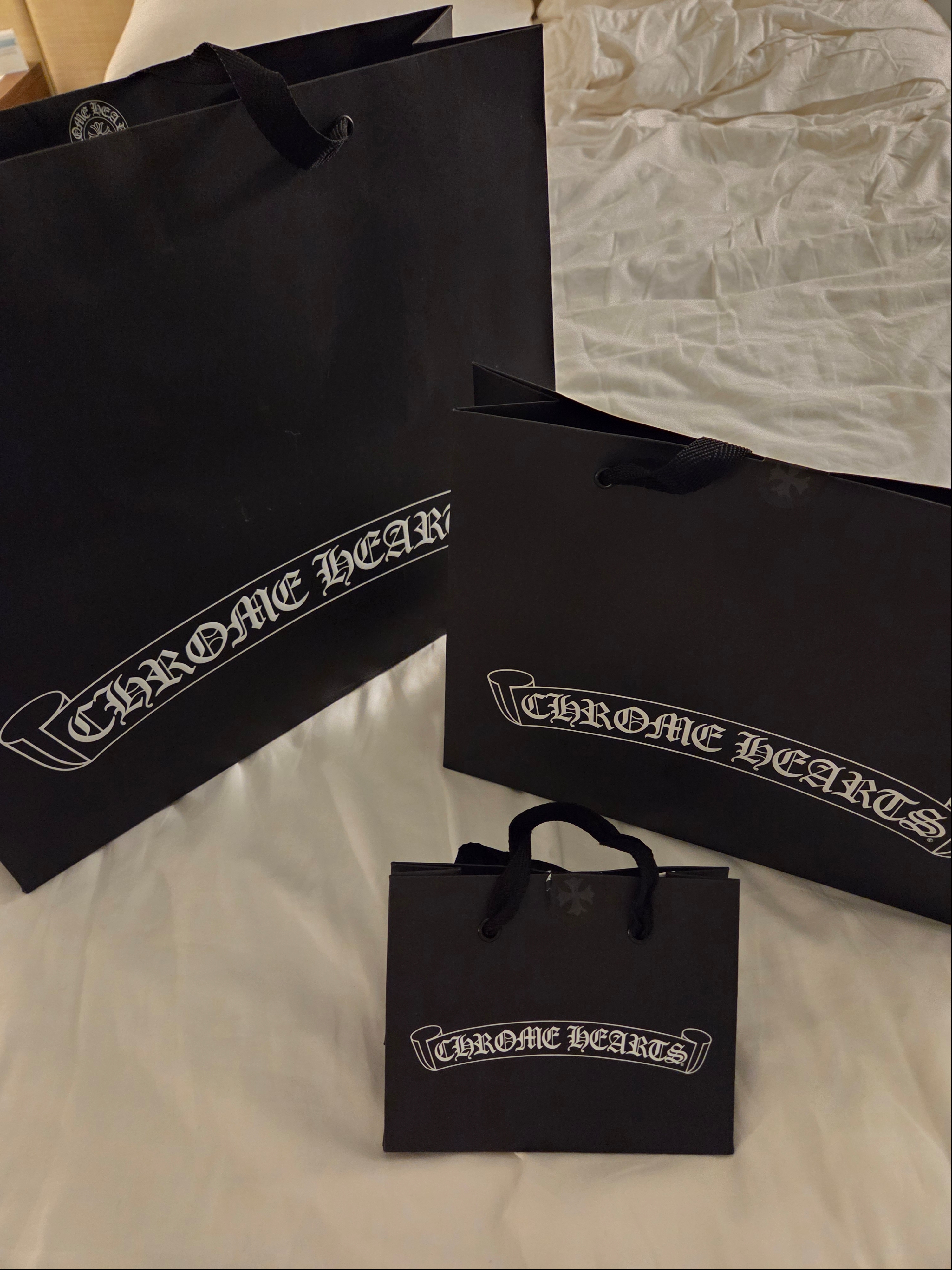 Chrome Hearts Silichrome CH Cross Pendant Black 2022/2023/2025, Chrome Hearts Silichrome CH Cross Pendant Blue 2023 착용 스타일 - 3