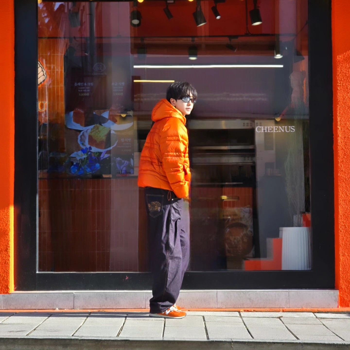 New Balance Flying 77 Superlight Hooded Goose Down Jacket Orange, Suade Contour Pocket Denim Raw Indigo 착용 스타일 - 1