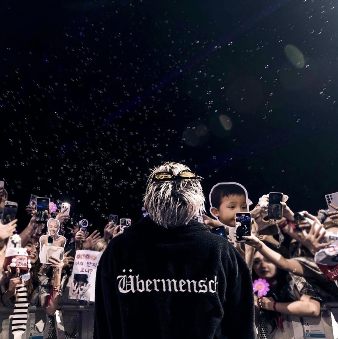 G-DRAGON Ubermensch Robe Black 착용 스타일 - 3