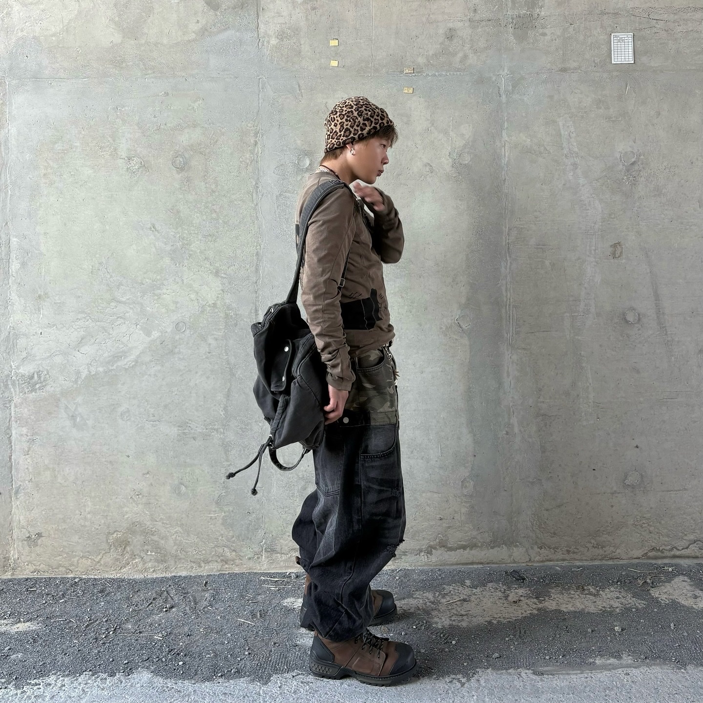 DEFGARMENTS Needle Denim Bag Pack Black Denim, Suade Leopard Beanie Leopard 착용 스타일 - 3