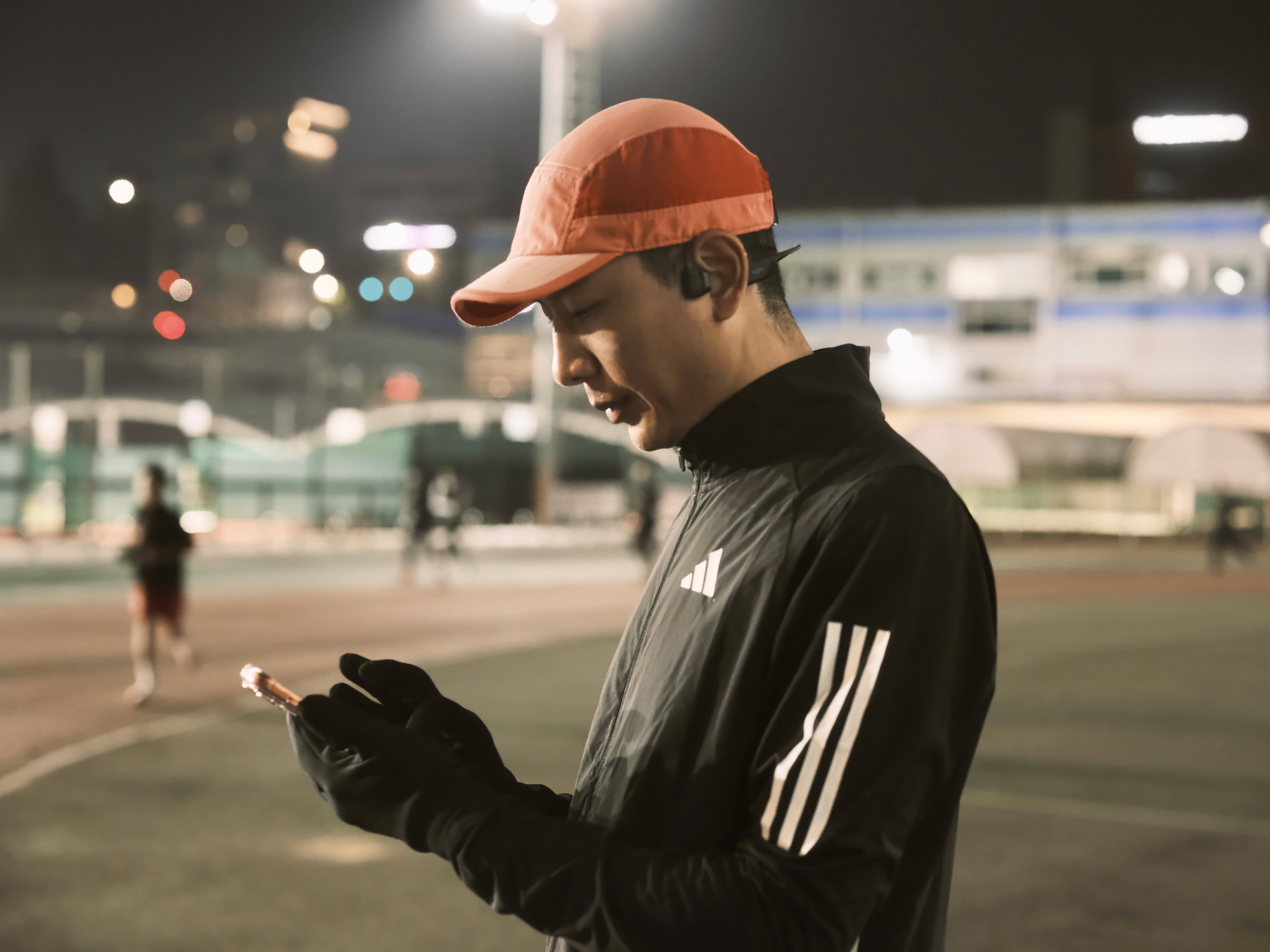 Apple iPhone 17 Pro 1TB Cosmic Orange 착용 스타일 - 1