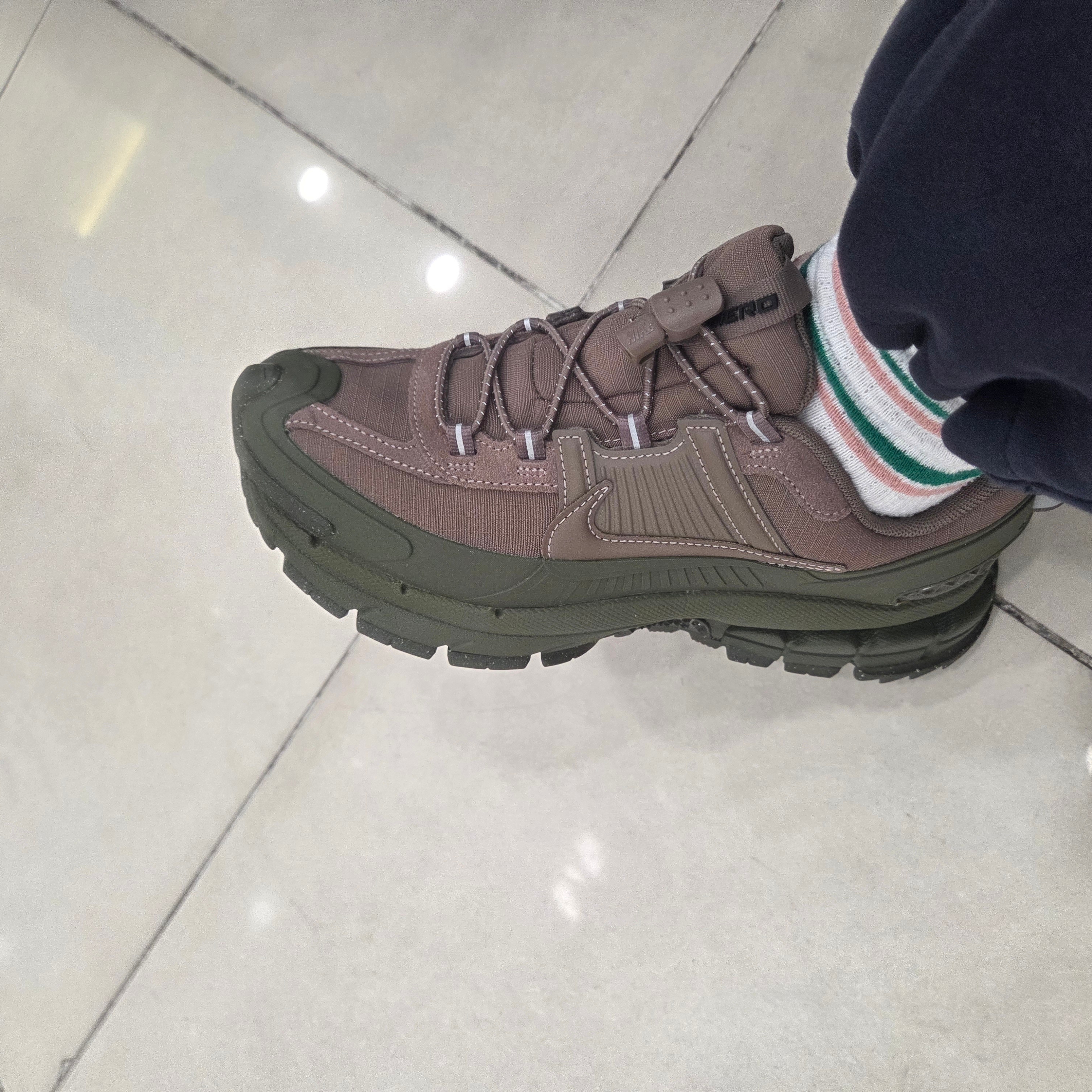 Nike Zoom Vomero Roam Mink Brown Medium Olive 착용 스타일