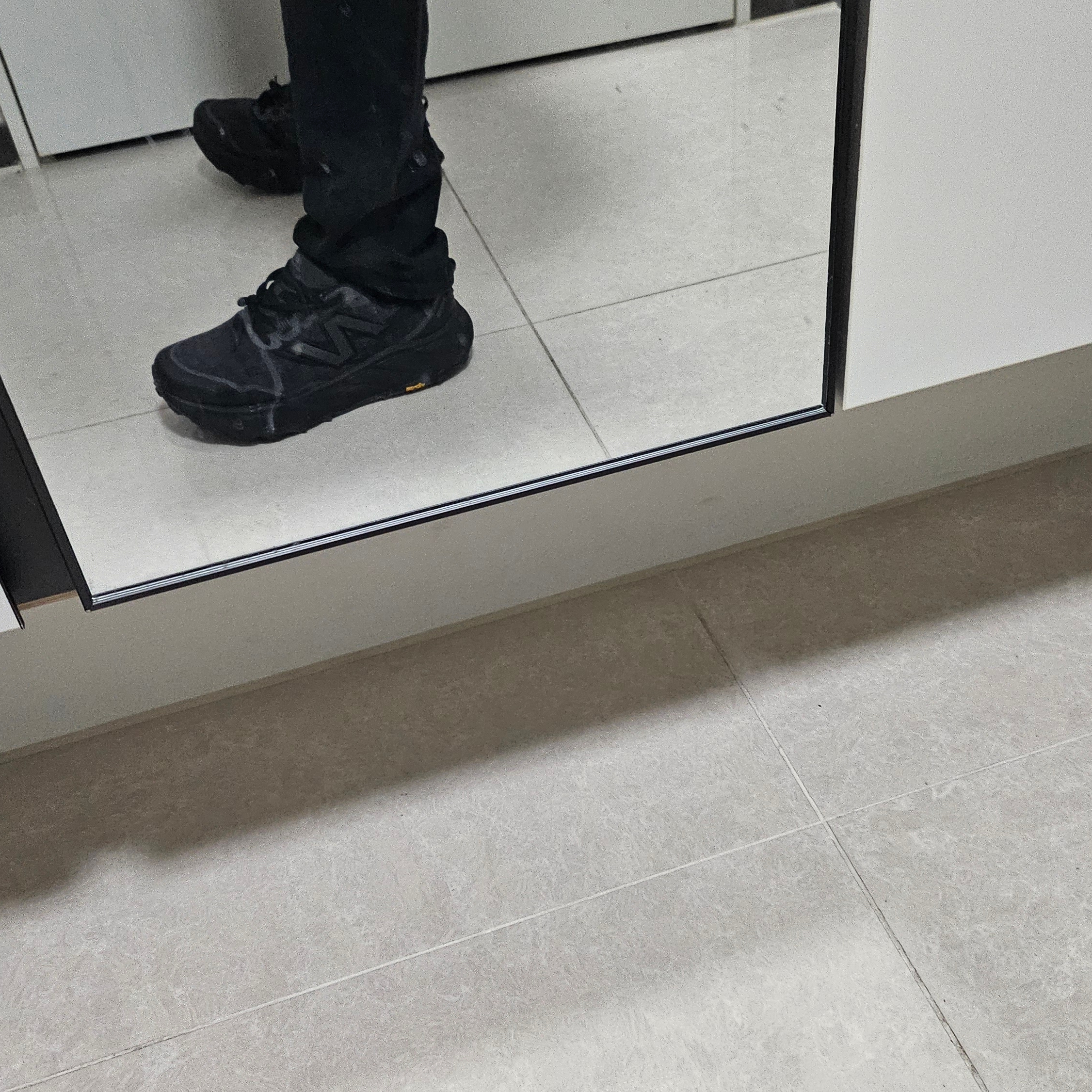 New Balance Fresh Foam X Hierro v9 Black Cement Black 착용 스타일 - 4