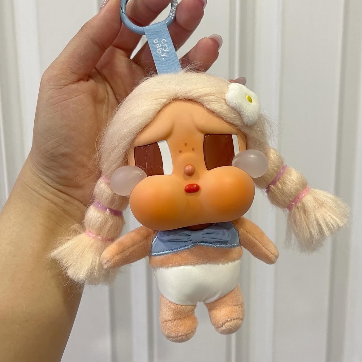 Pop Mart Crybaby Vacation Mode On Series Vinyl Plush Pendant Chilling on the Beach (Opened Case) 착용 스타일