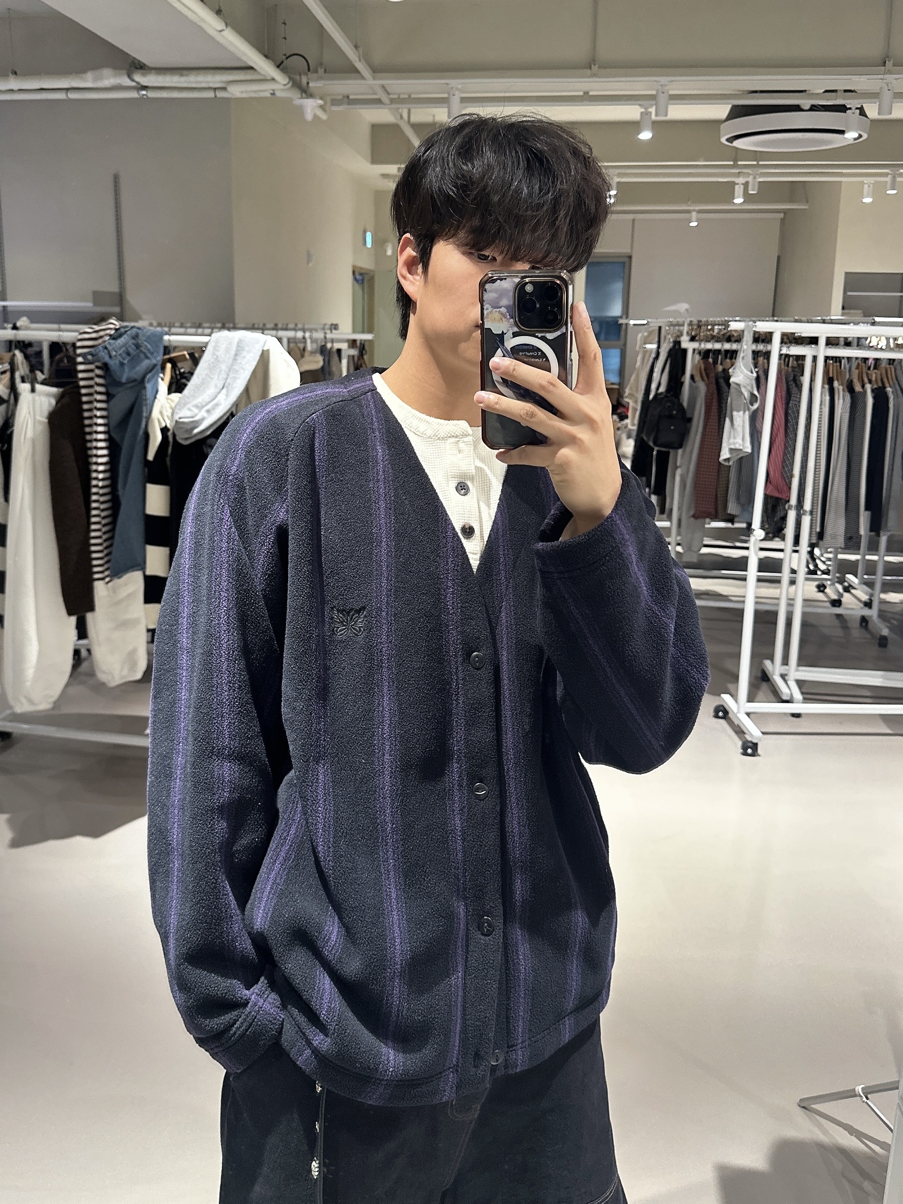 Uniqlo x Needles Fleece Oversized Cardigan Black - KR, Aoiro Ooki Feather Denim Pants Dark Indigo 착용 스타일 - 3