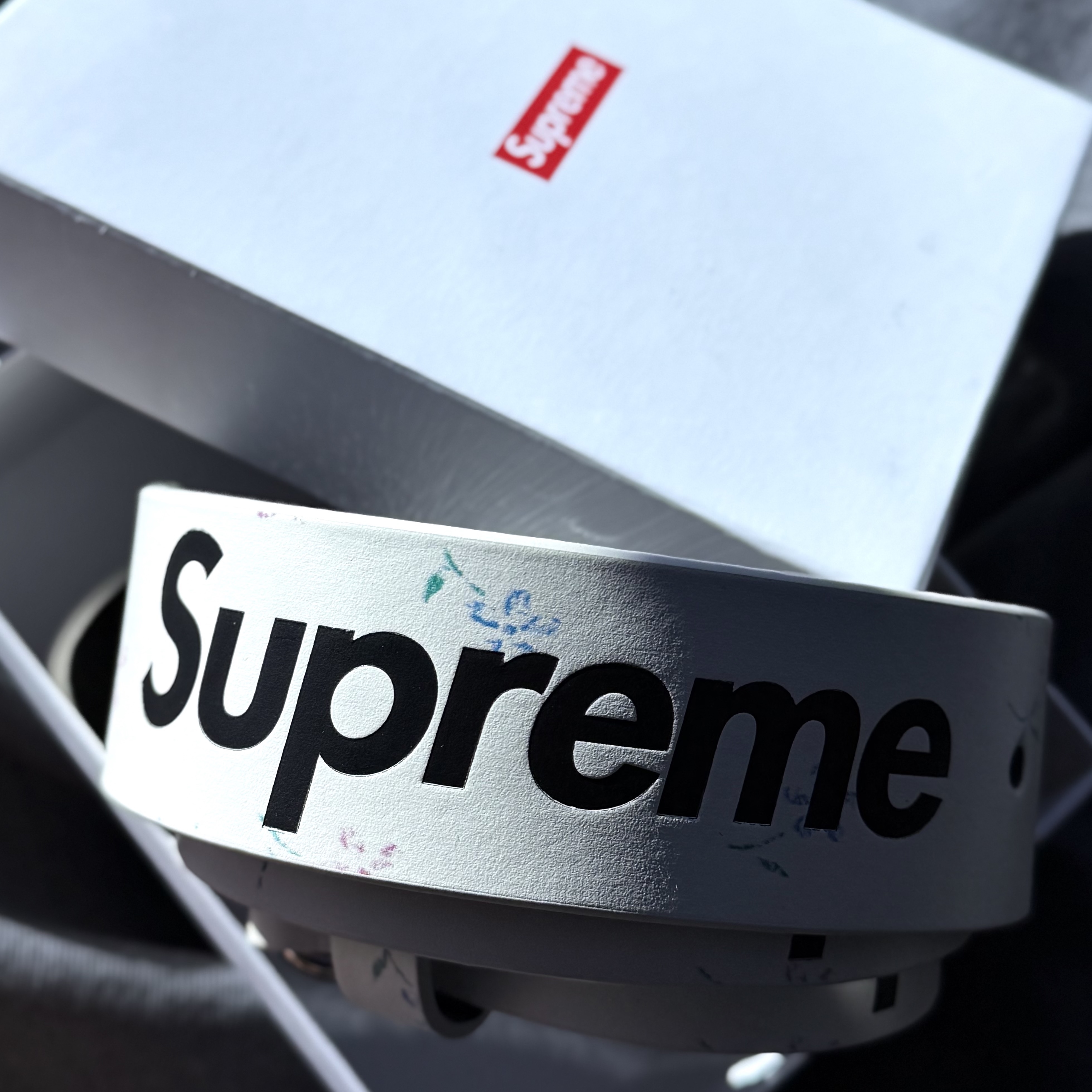 Supreme Repeat Leather Belt Floral - 25FW 착용 스타일