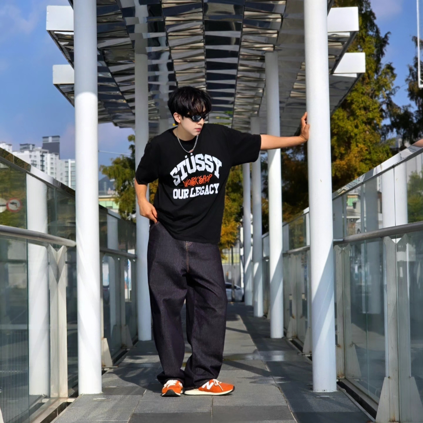 Stussy x Our Legacy Work Shop Pigment Dyed Collegiate T-Shirt Black, Suade Contour Pocket Denim Raw Indigo 착용 스타일 - 3
