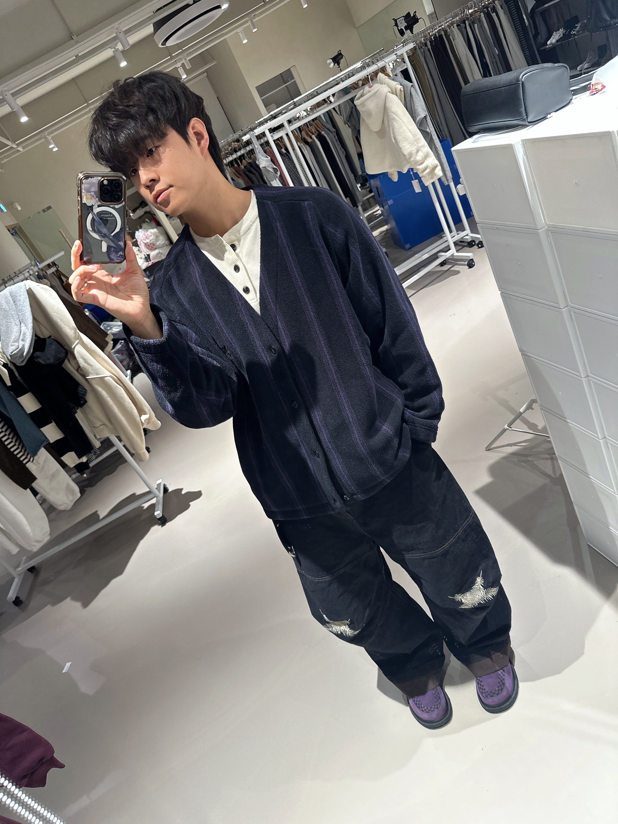 Uniqlo x Needles Fleece Oversized Cardigan Black - KR, Aoiro Ooki Feather Denim Pants Dark Indigo 착용 스타일 - 1