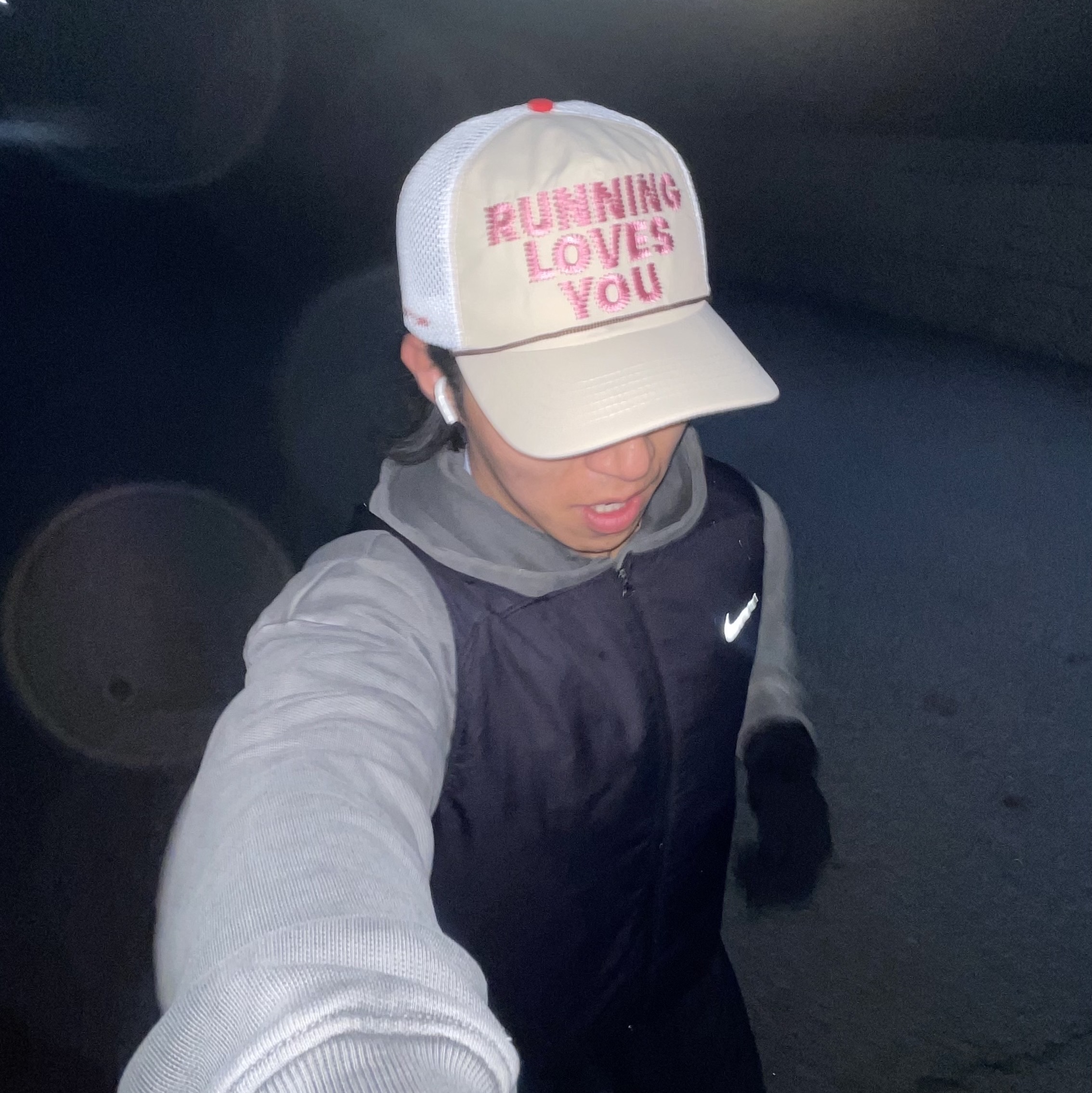 Alex Zono Running Loves You Trucker Hat OG Beige 착용 스타일 - 1
