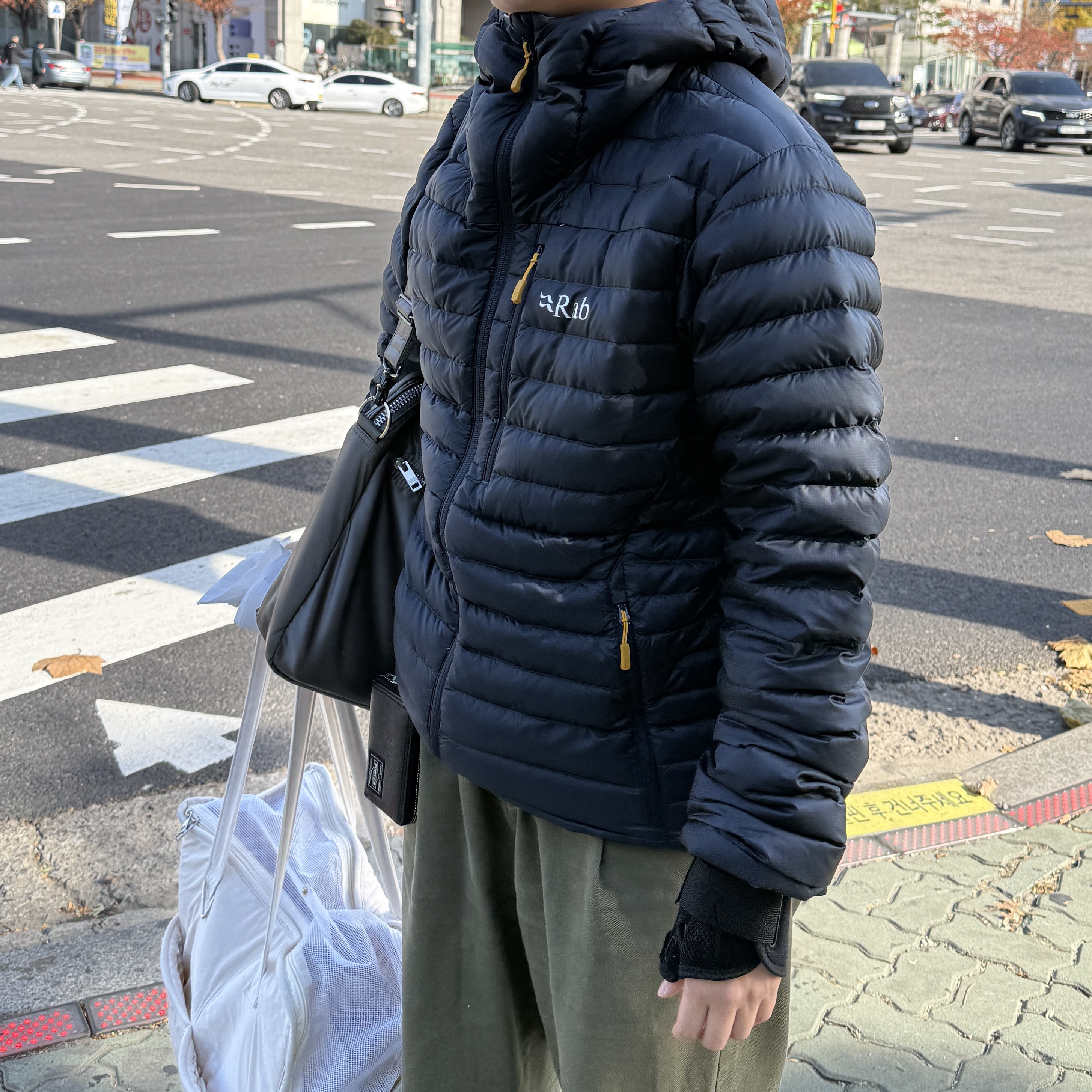 Rab Microlight Alpine Jacket Beluga, (W) Keen Jasper Rocks SP Sneakers Beige 착용 스타일 - 3